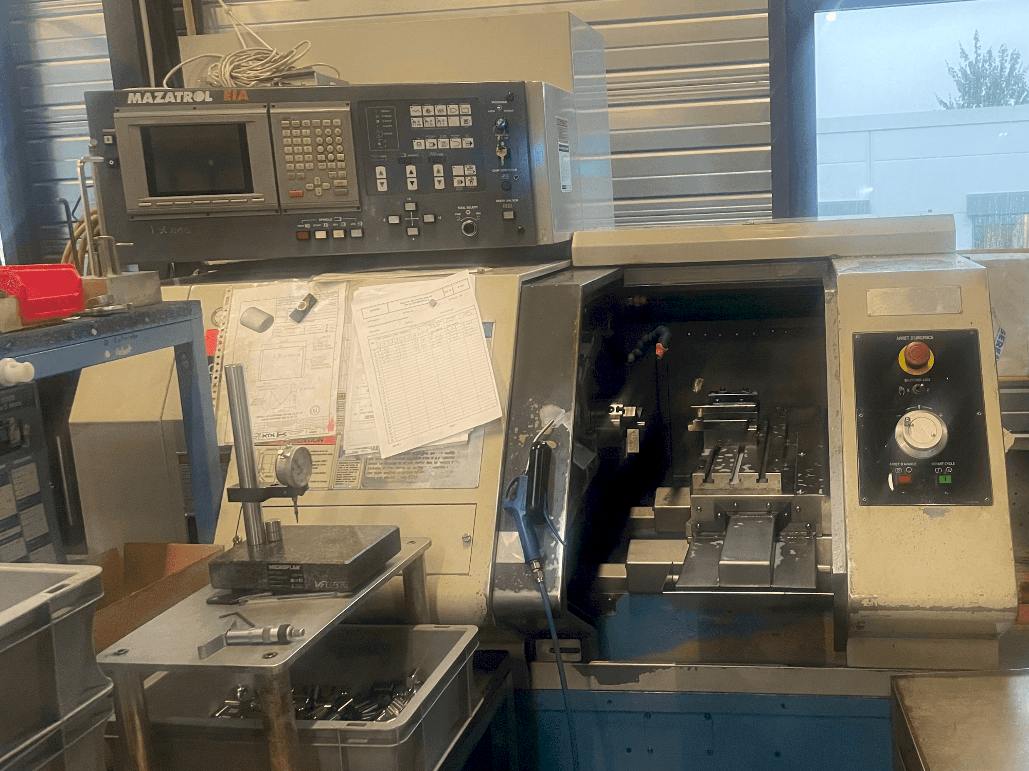 Frontansicht der Mazak QT6 T (2007)+MAZAK QT6 G (2002)+1 LNS Hydrobar mini sprint Maschine