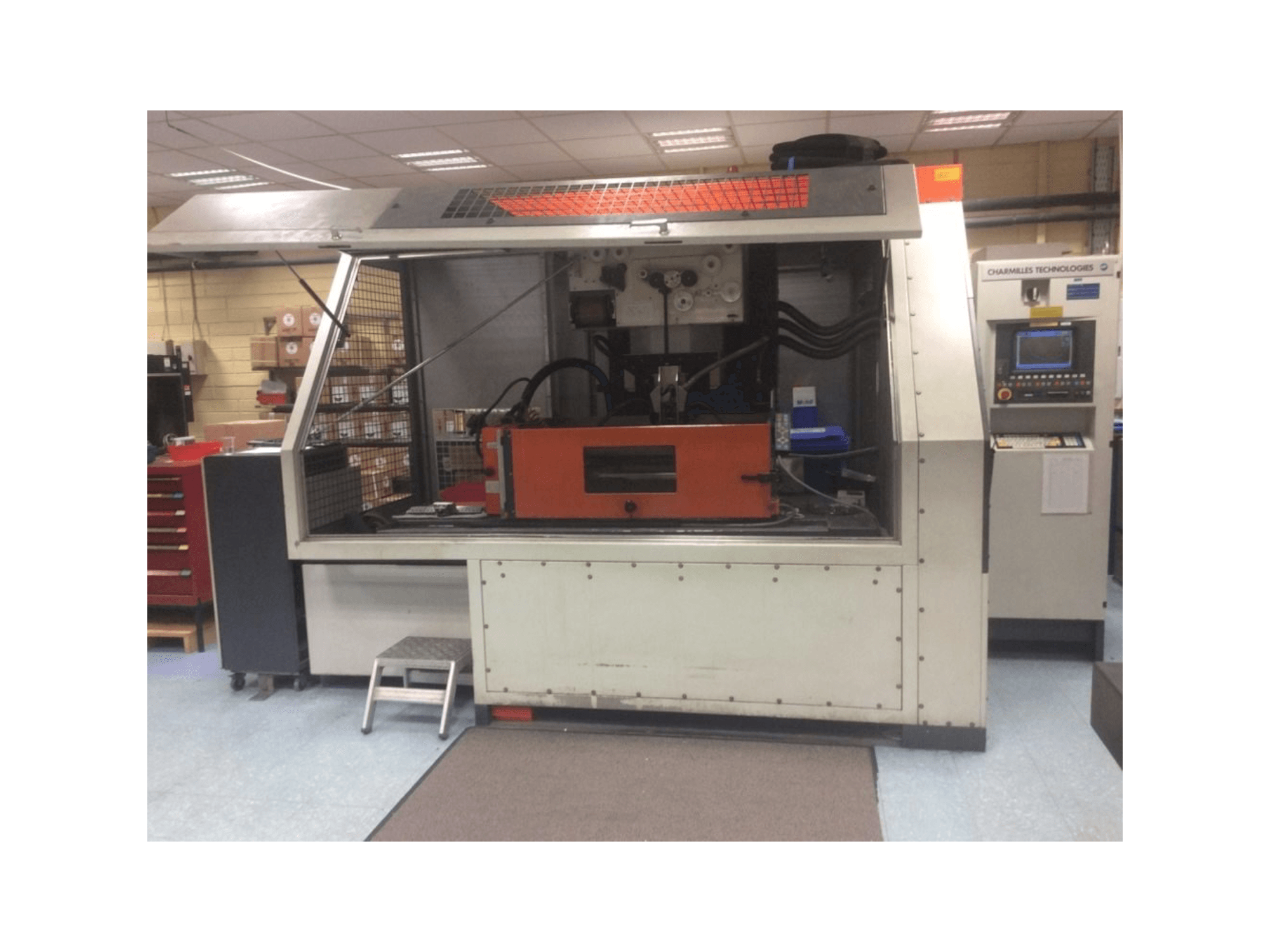 Frontansicht der CHARMILLES Robofil 4020 SI Maschine