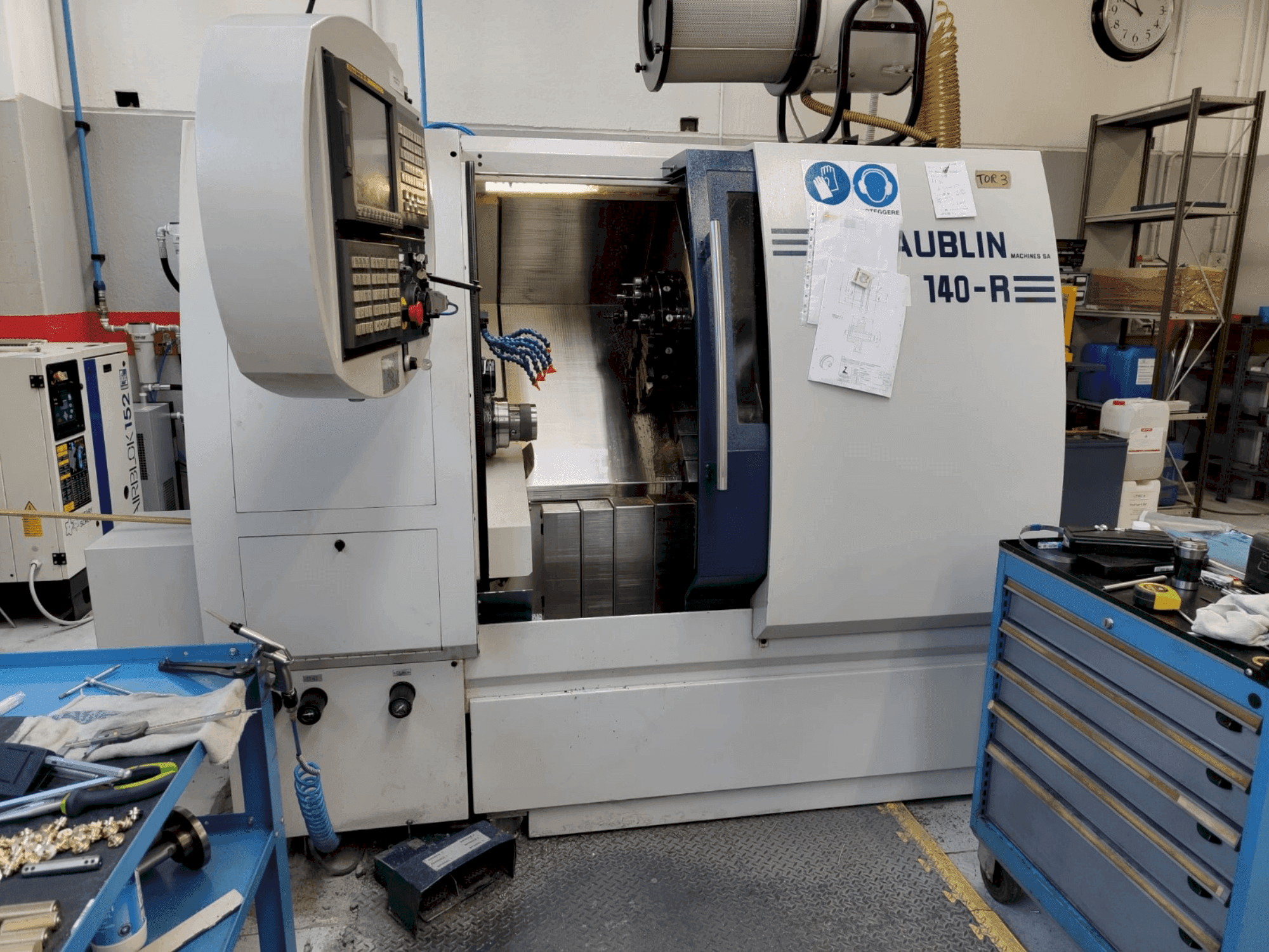 Frontansicht der SCHAUBLIN 140R CNC Maschine