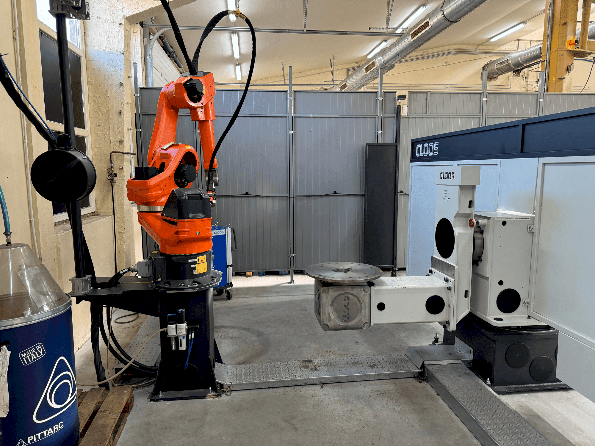 Frontansicht der CLOOS QIROX CS-50 Maschine