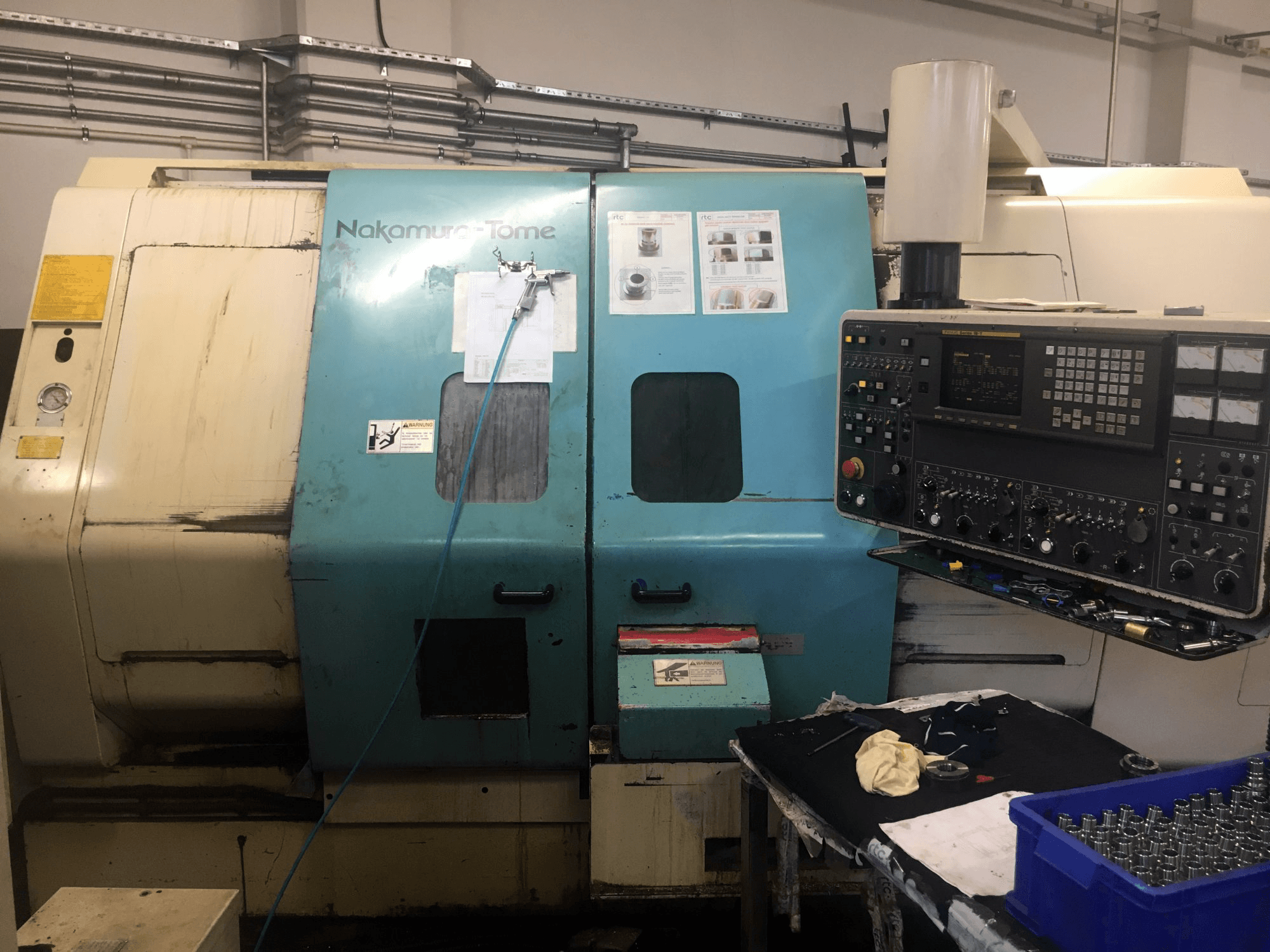 Frontansicht der NAKAMURA-TOME TW-20 MMY Maschine