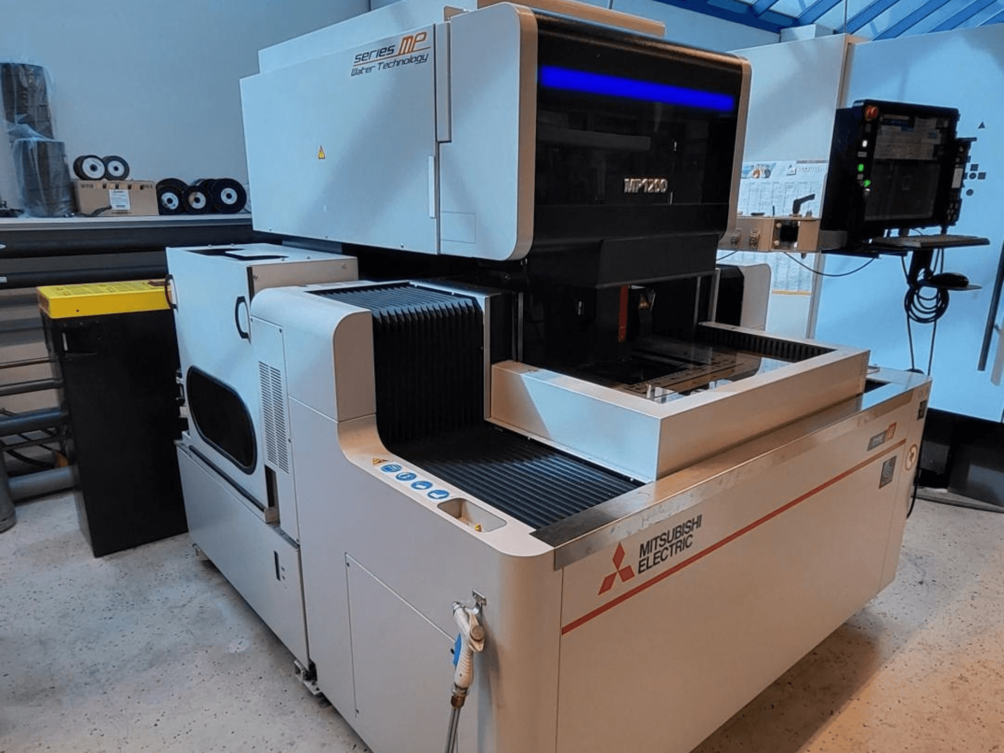 Mitsubishi MP1200 Drahterodiermaschine, Vorderansicht, mit Bedienfeld, Hightech-Details und elegantem Design.