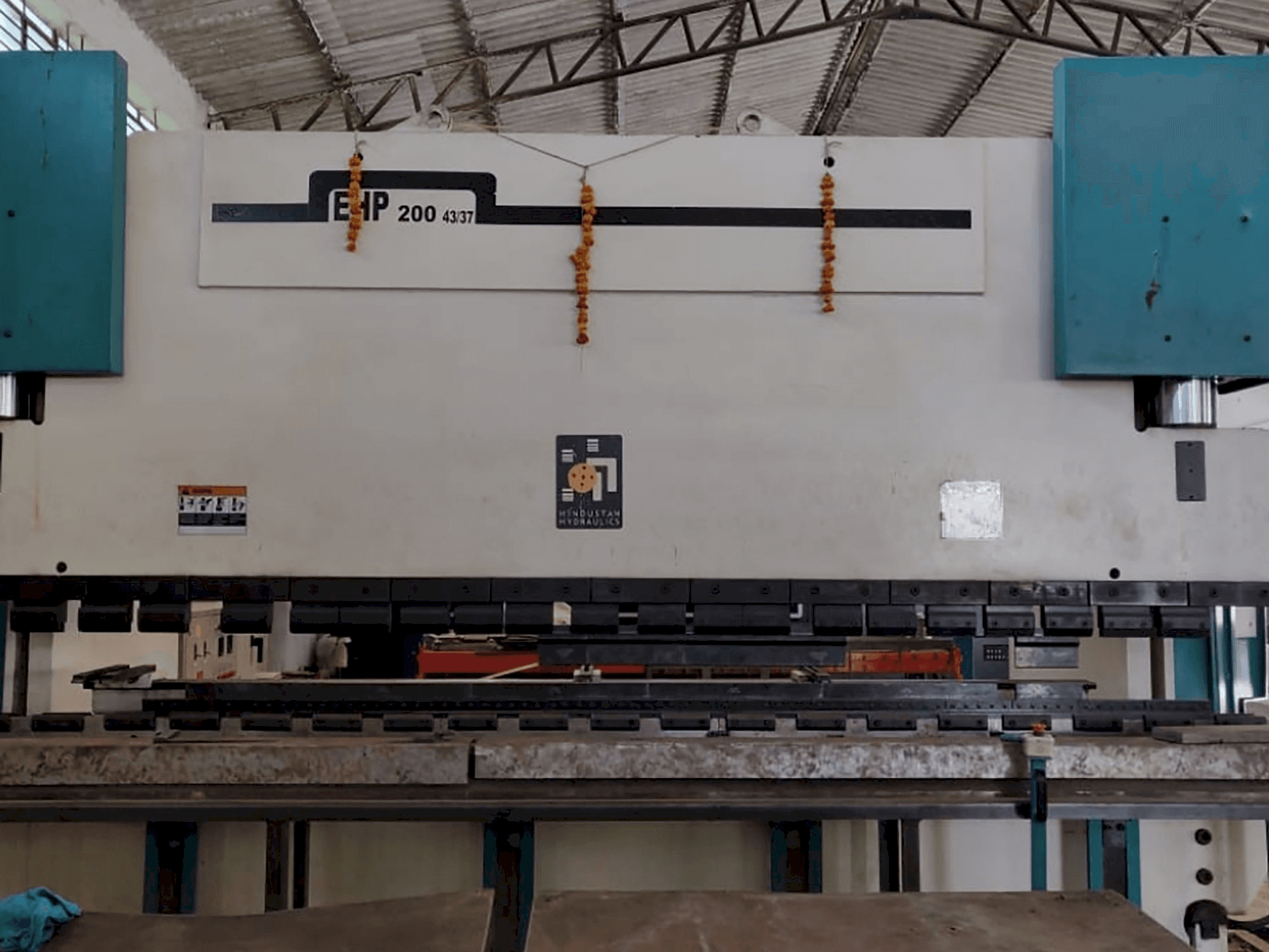 Frontansicht der Hindustan Hydraulics EHP 200 Maschine