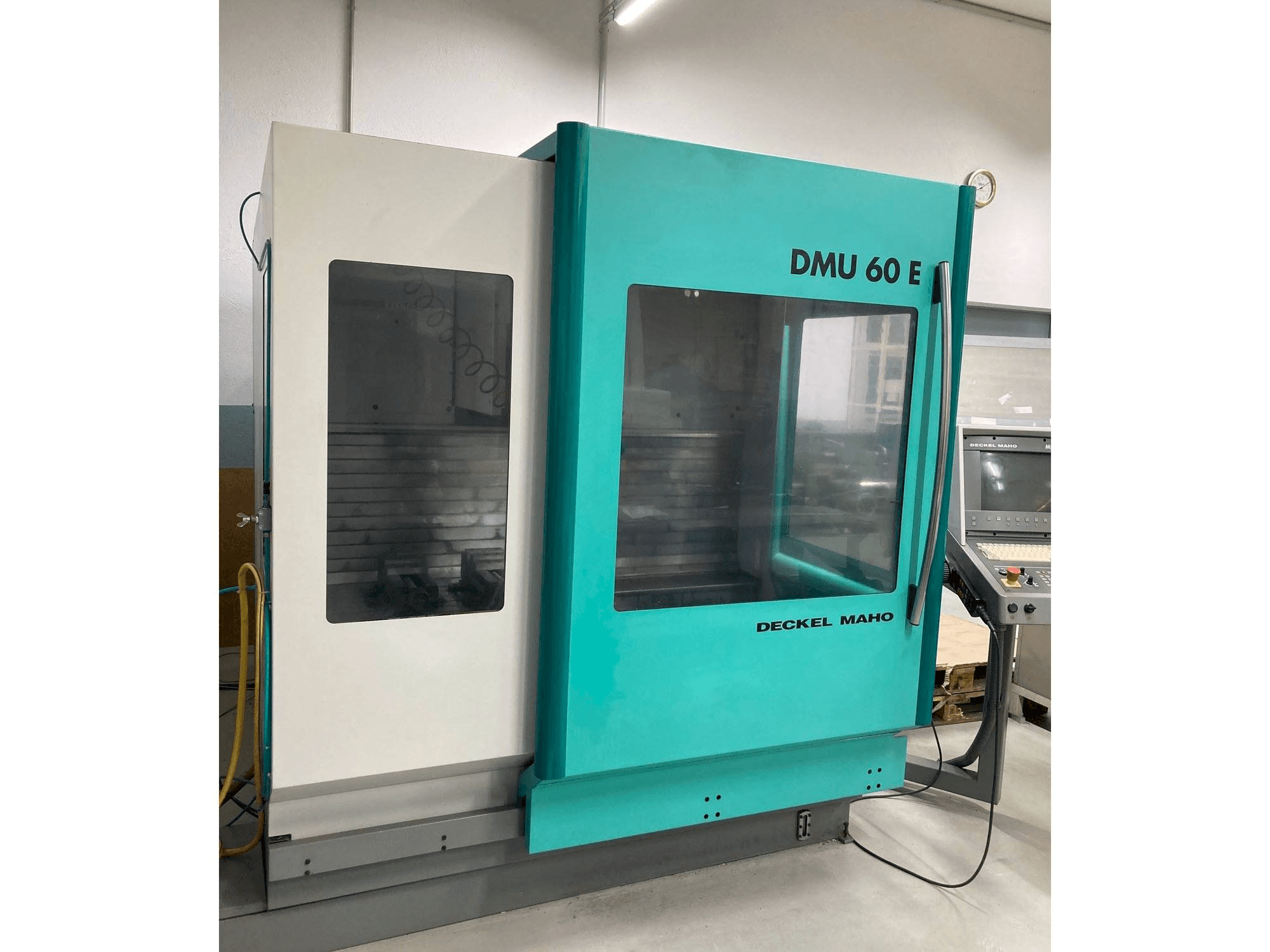 Frontansicht der DECKEL MAHO DMU 60 E Maschine