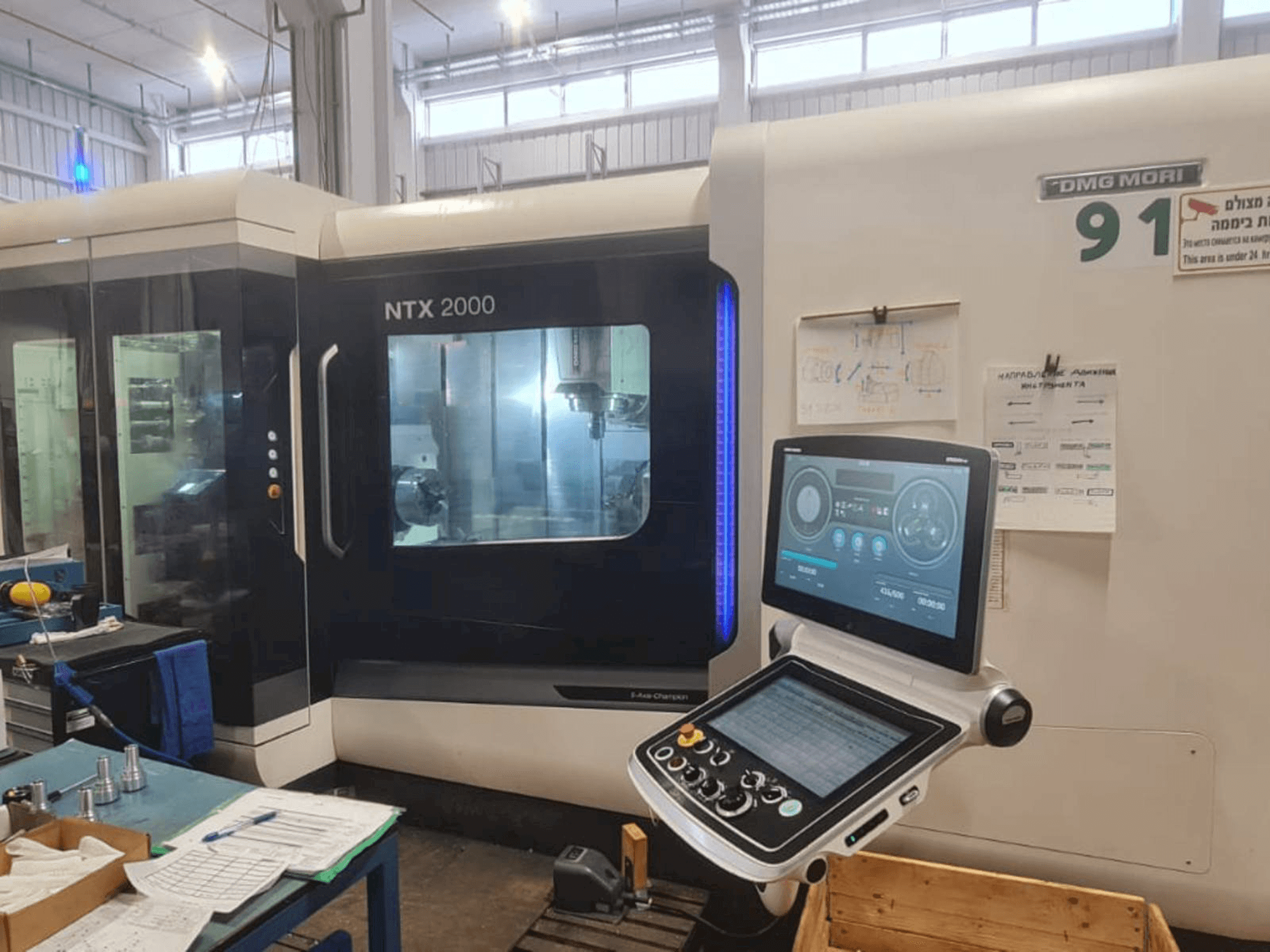 Frontansicht der DMG MORI NTX 2000 Maschine