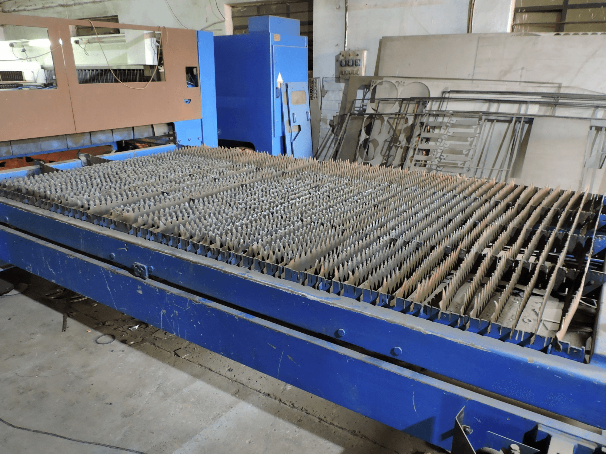 Linke Ansicht der Trumpf Trumatic L4030 Maschine