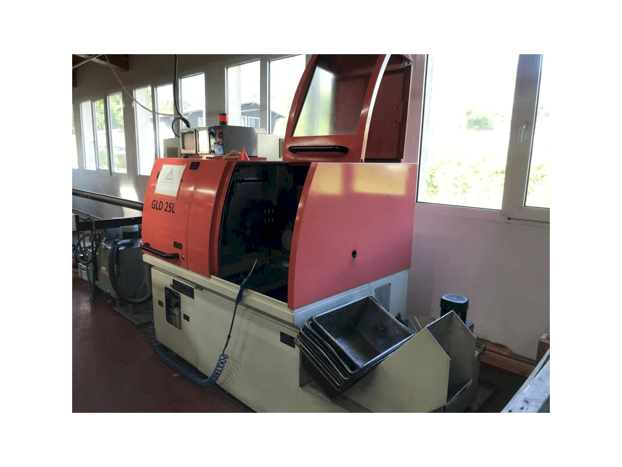 Frontansicht der Gildemeister GLD 25L Maschine