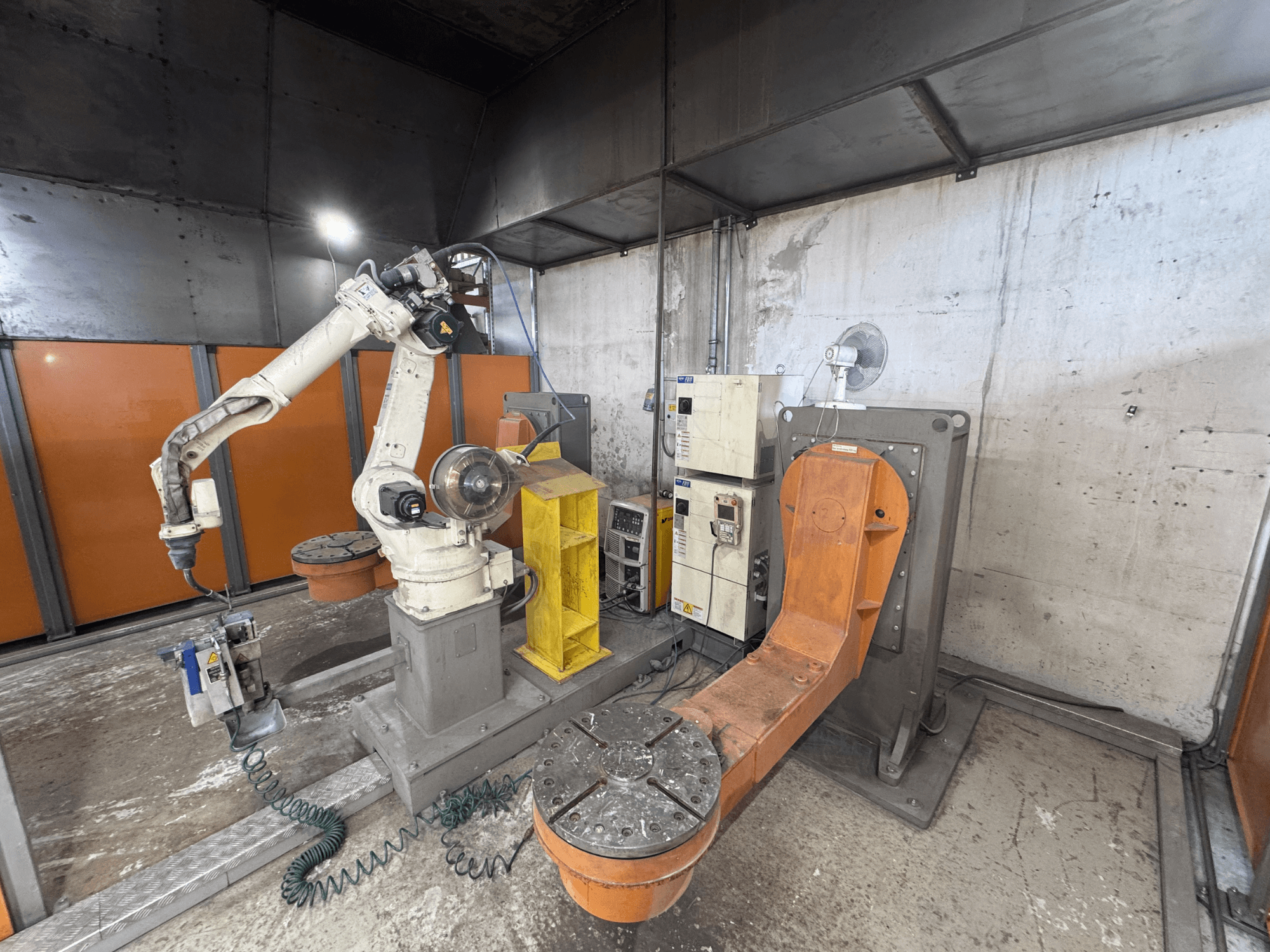 DAIHEN VARSTROJ FD-B4L 1GM/2DM Roboterarm in industrieller Umgebung, Seitenansicht mit Bedienfeld und Schwenkfuß sichtbar.