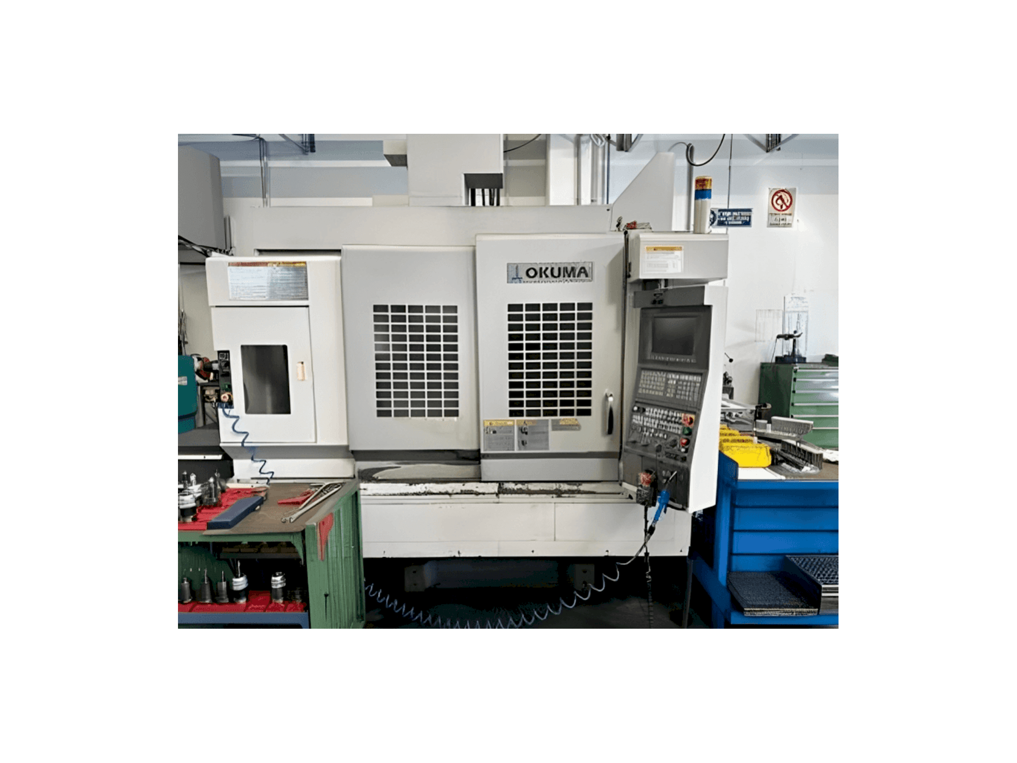 Frontansicht der Okuma MB 56-VA Maschine