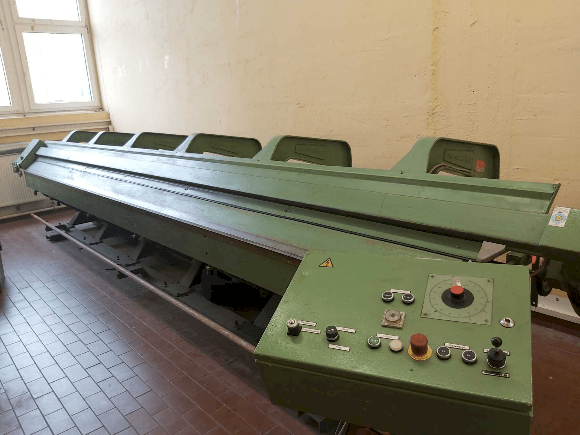 Frontansicht der Biegmeister BMTH 6.1,5 Maschine