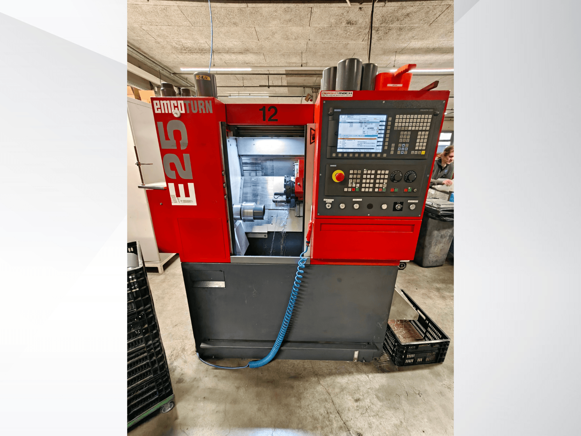Vorderansicht der Horizontal-Drehmaschine EMCO E25 mit digitalem Bedienfeld und Arbeitsbereich, die Details des Betriebsablaufs veranschaulicht.
