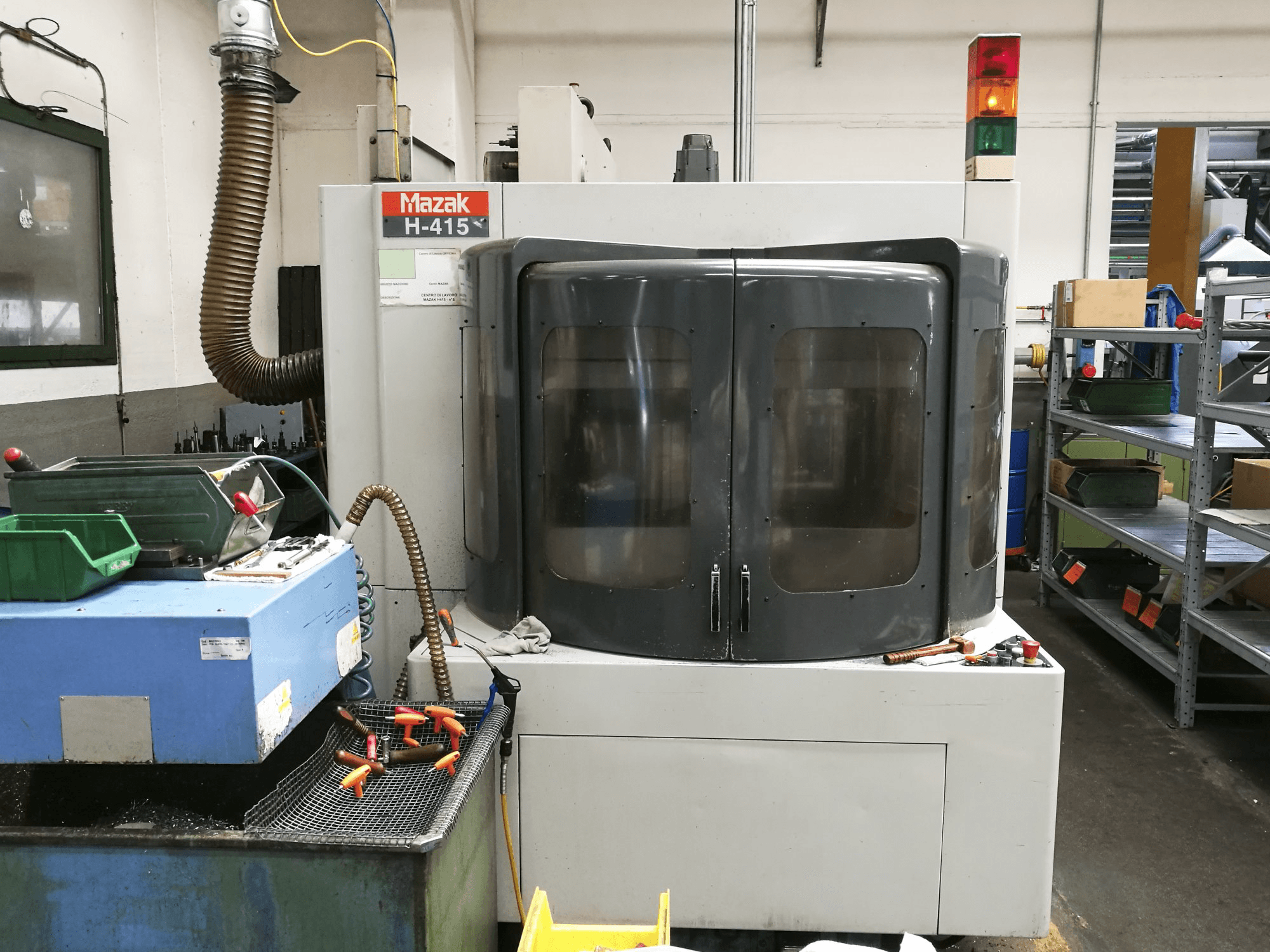 Frontansicht der Mazak H-415 Maschine
