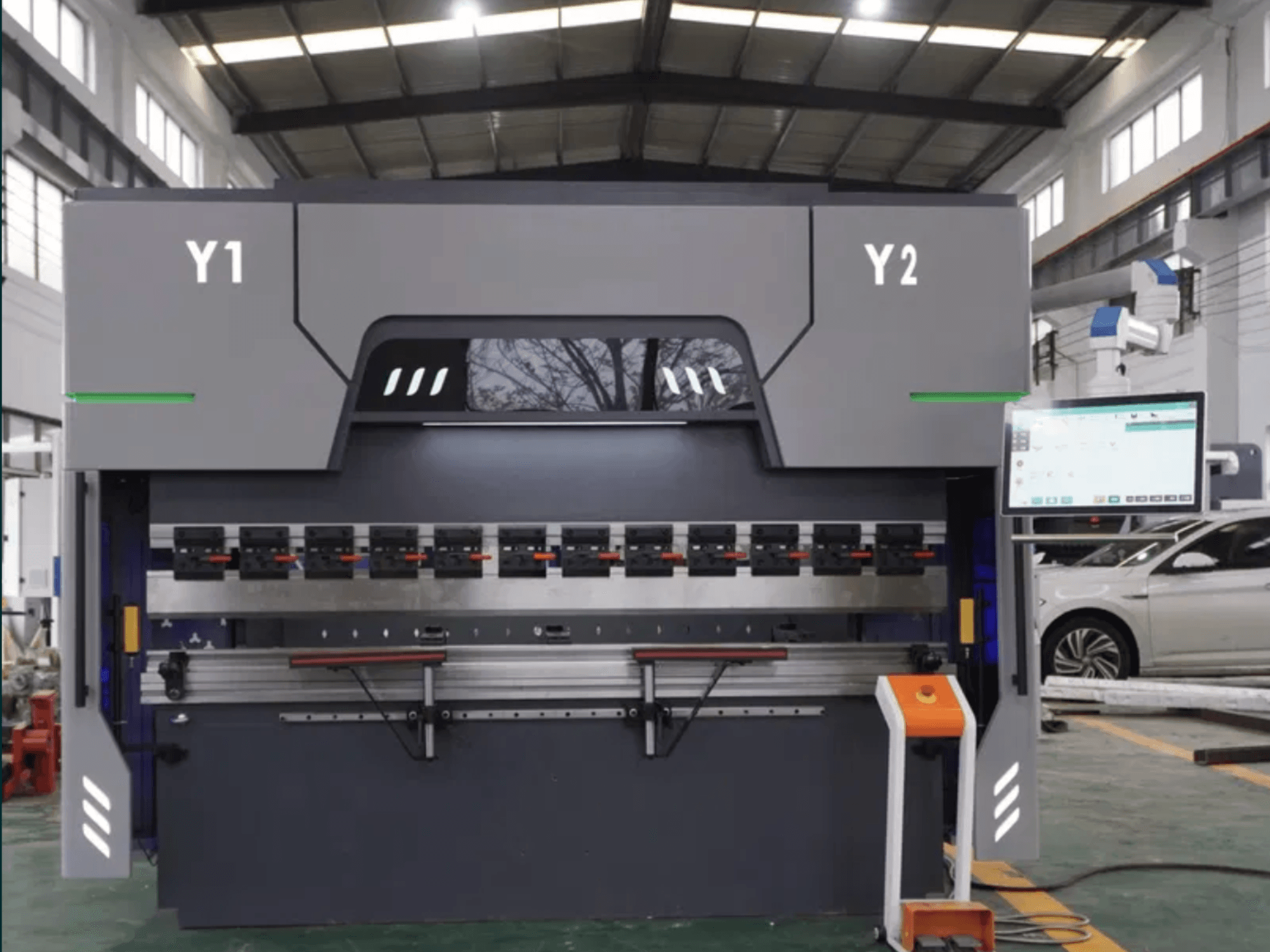 Vorderansicht der CNC-Abkantpresse DAMAMT WC67K 63T/2500 mit Bedienfeld, Biegewerkzeugen und Metallkonstruktion.