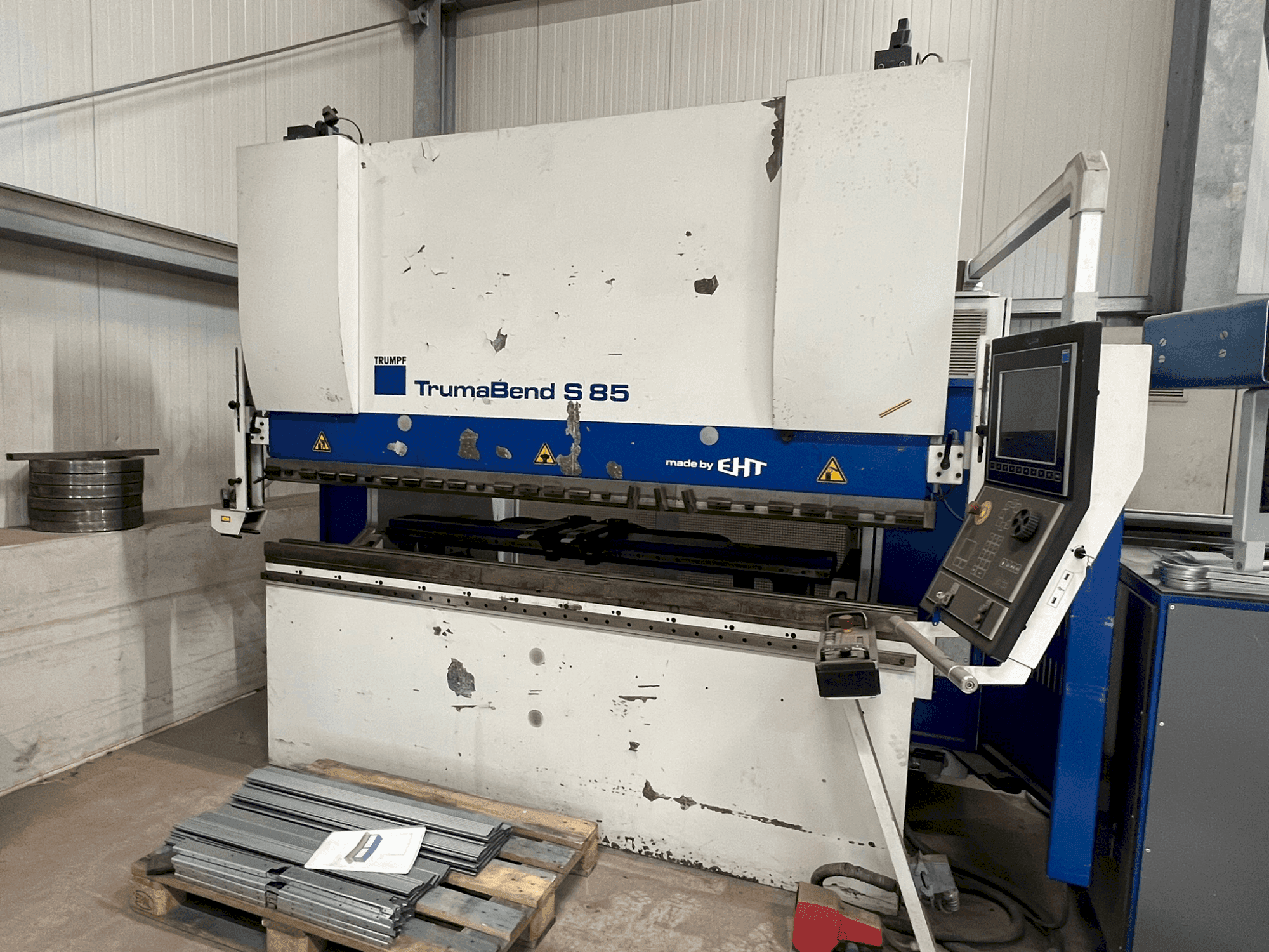 Frontansicht der TRUMPF TrumaBend S 85 - 25 Maschine