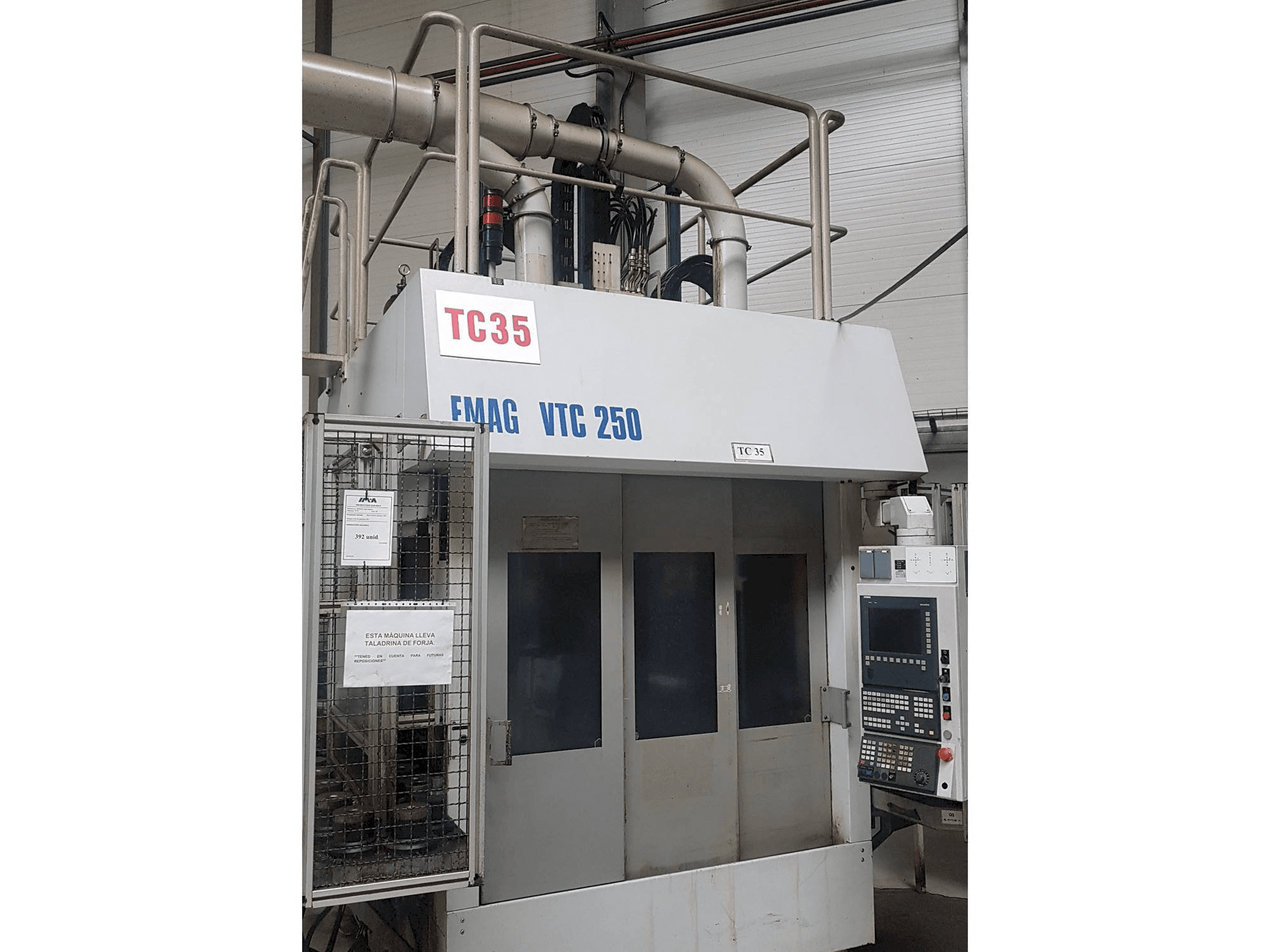 Frontansicht der EMAG VTC 250 Maschine