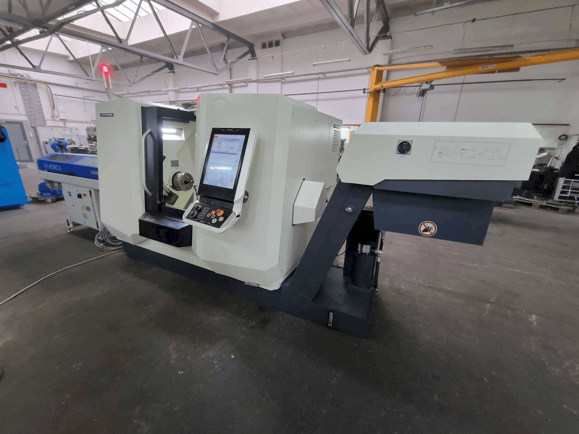 Frontansicht der DMG MORI CLX 350 V6 Maschine
