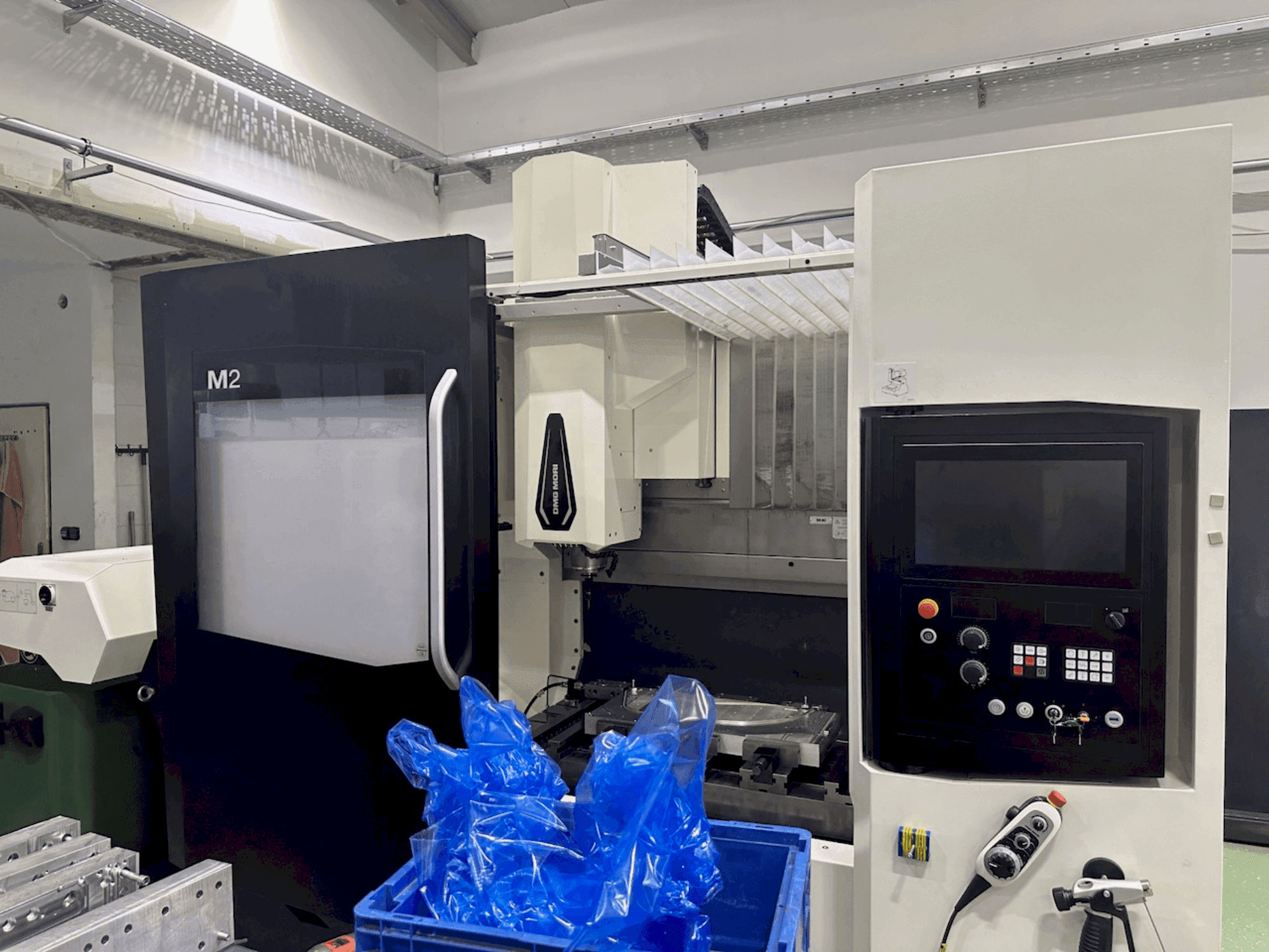 Frontansicht der DMG MORI M2 Pro Maschine