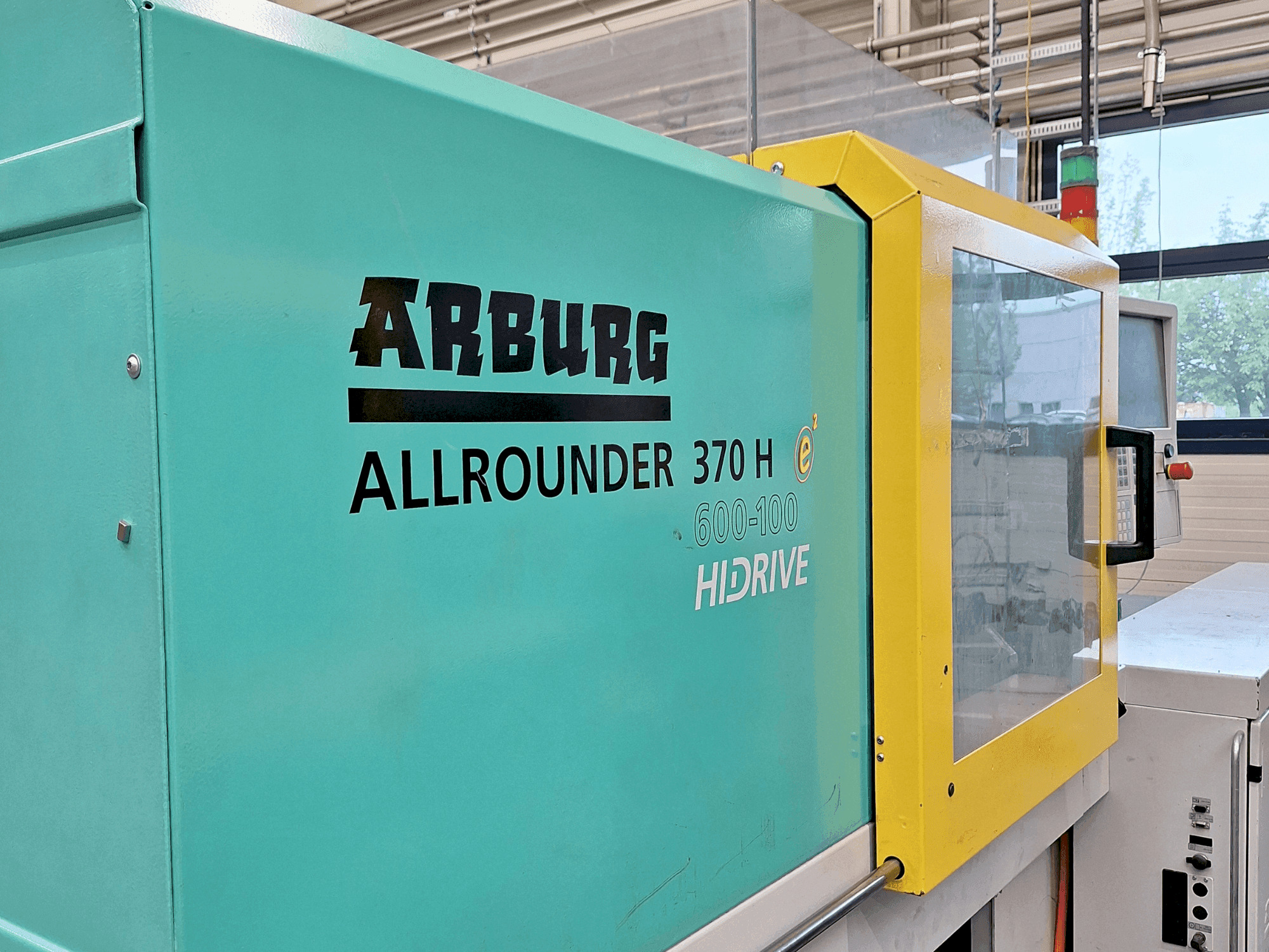 Frontansicht der Arburg 370 H 600-100 Maschine