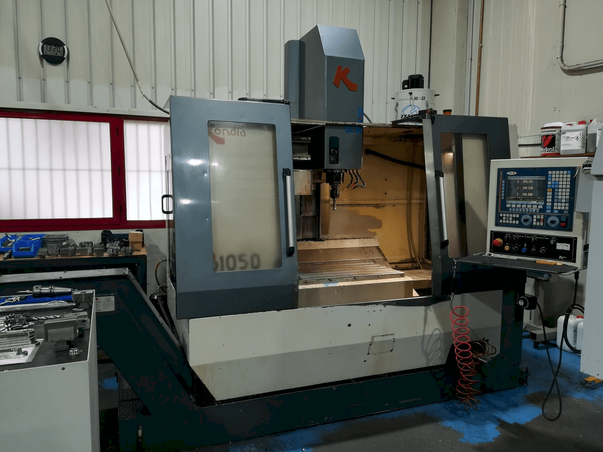 Frontansicht der KONDIA B1050 Maschine