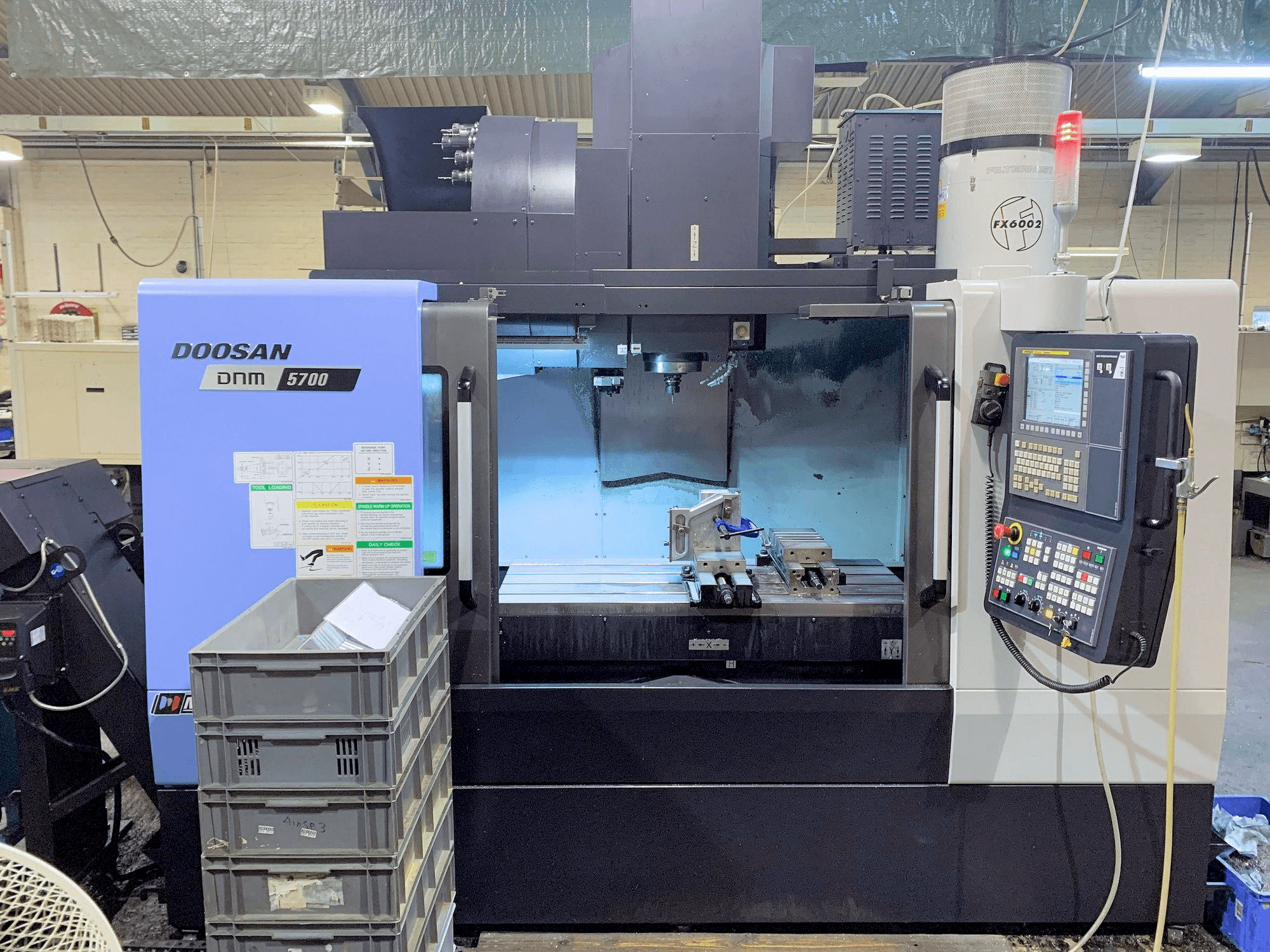 Frontansicht der Doosan DNM 5700 Maschine