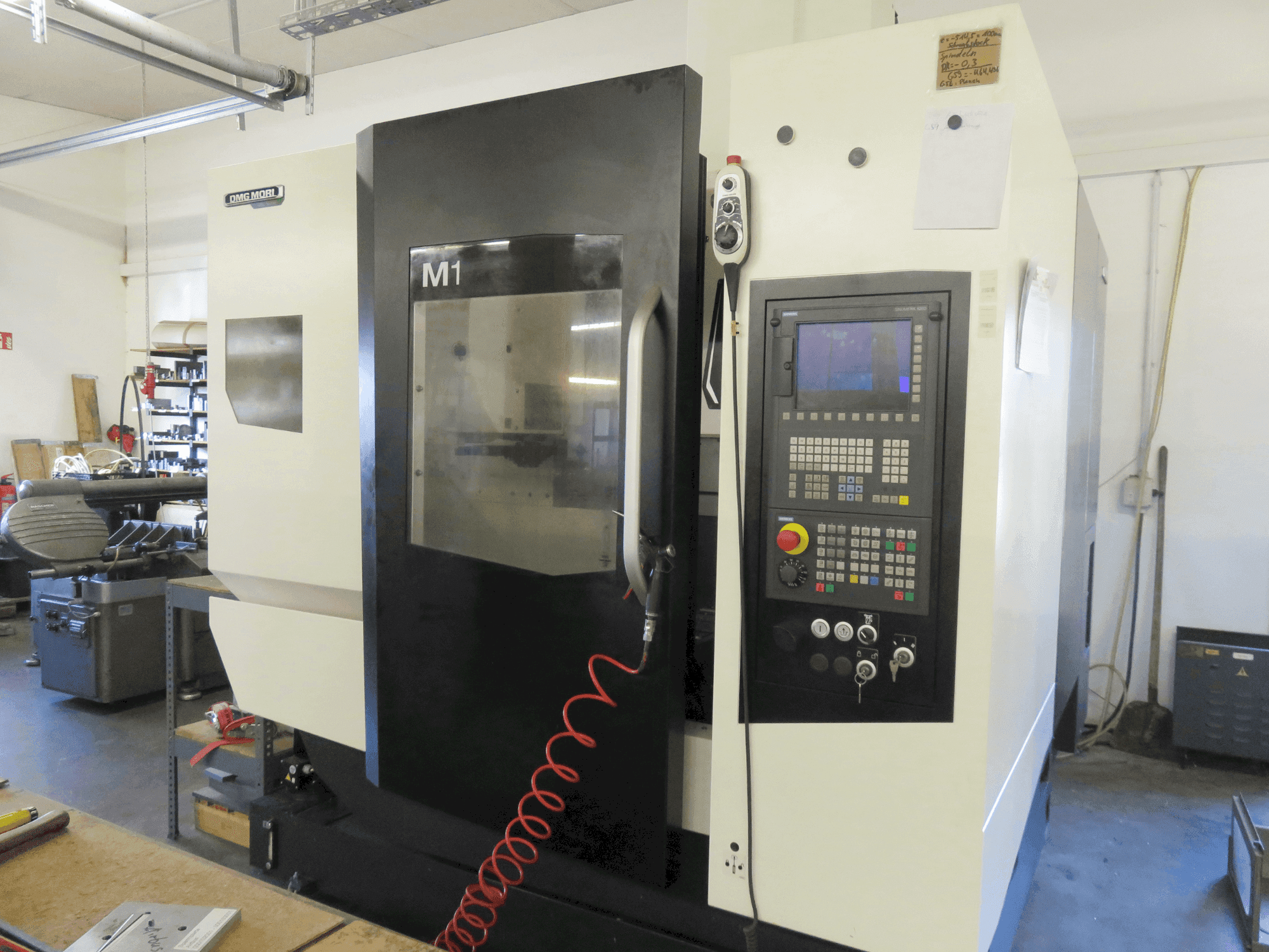 Frontansicht der DMG MORI M1 Maschine