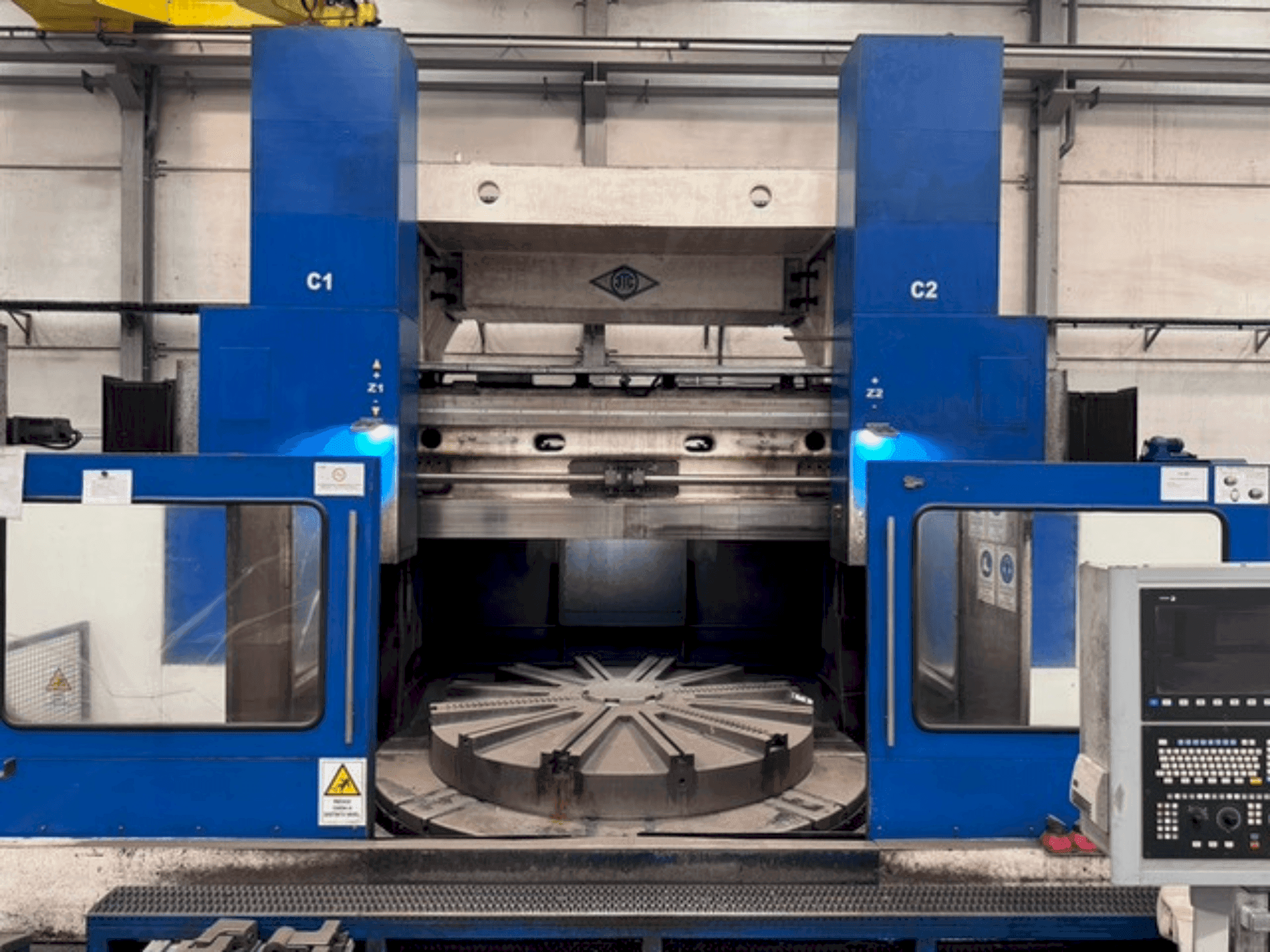 Frontansicht der KOLOMNA 1532T Maschine