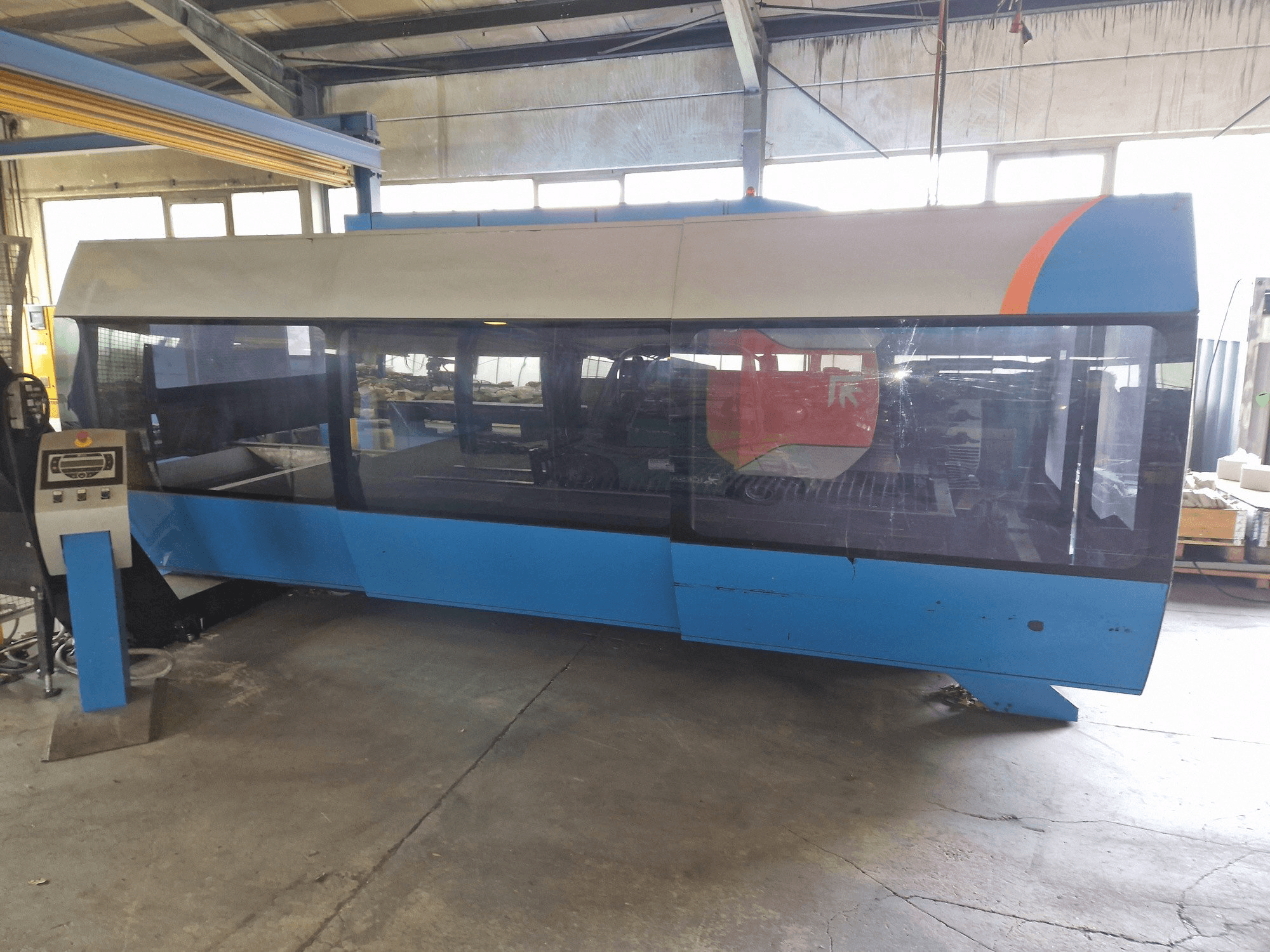 Frontansicht der Prima Power CP 4000 Zaphiro Maschine