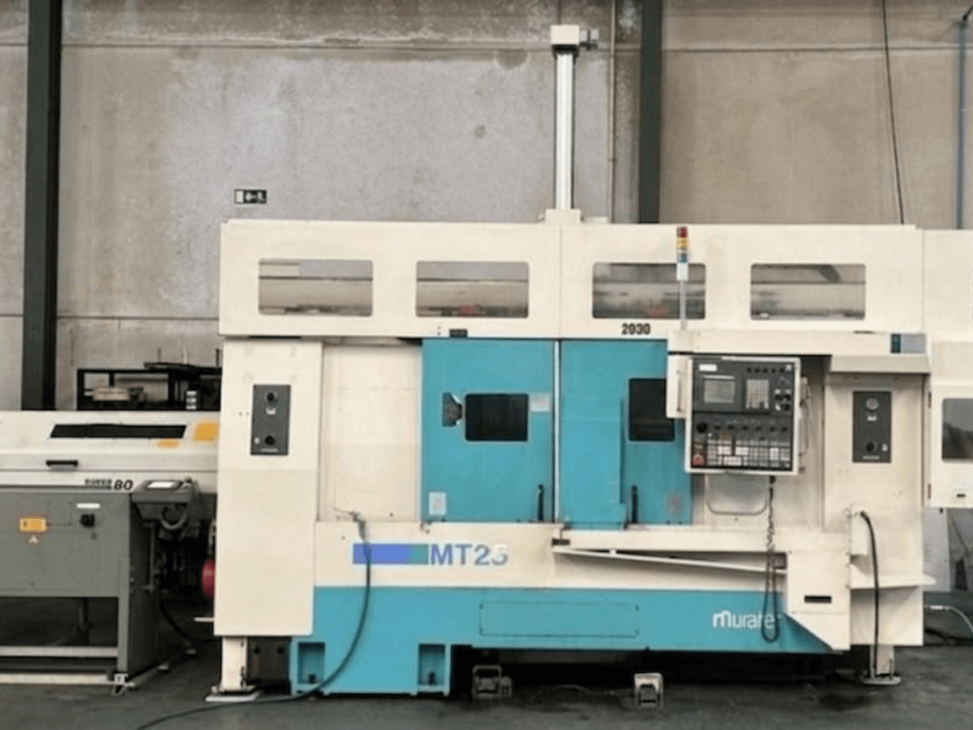 Muratec MT 25 MY Dreh-Fräszentrum in der Seitenansicht, mit Bedienfeld und blau/weißem Äußeren.