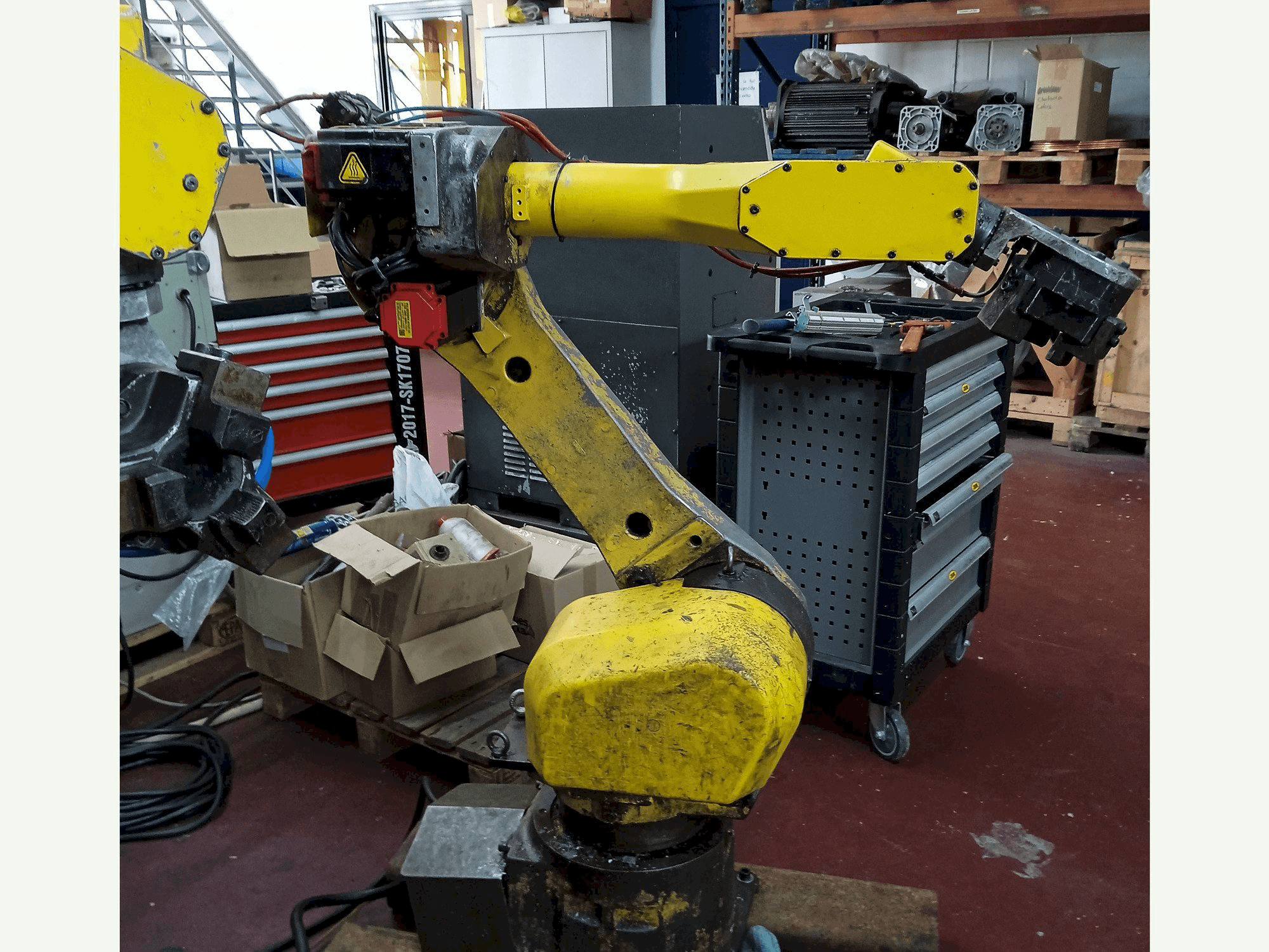 Frontansicht der FANUC M-16IB Maschine