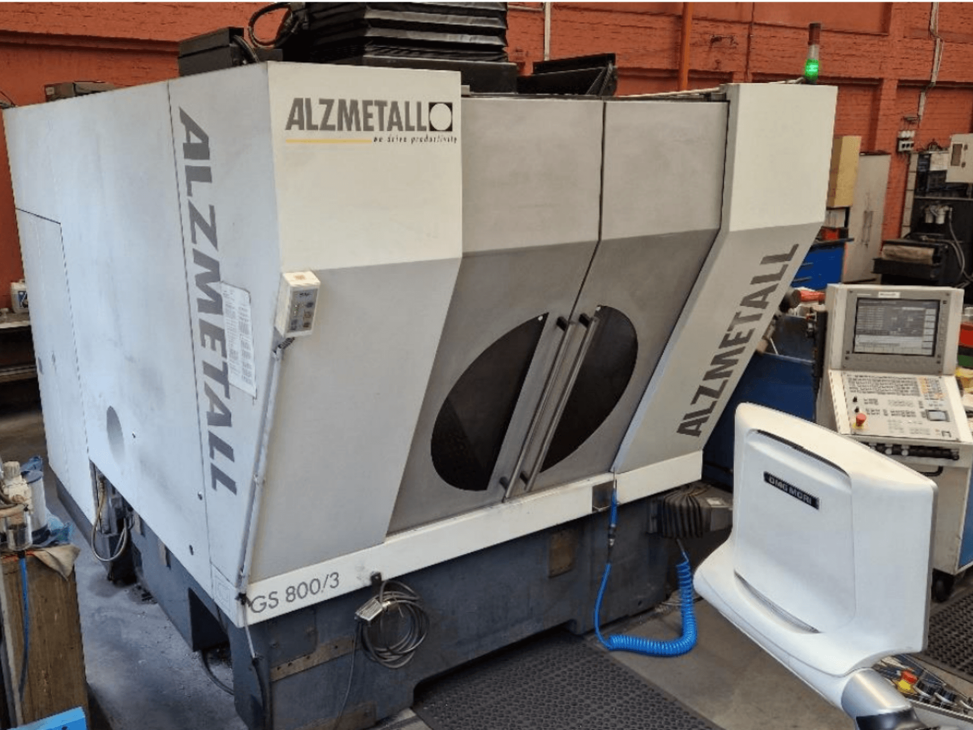 Vertikales Bearbeitungszentrum Alzmetall GS 800/3, Vorderansicht mit Maschinenkörper und Bedienfeld.