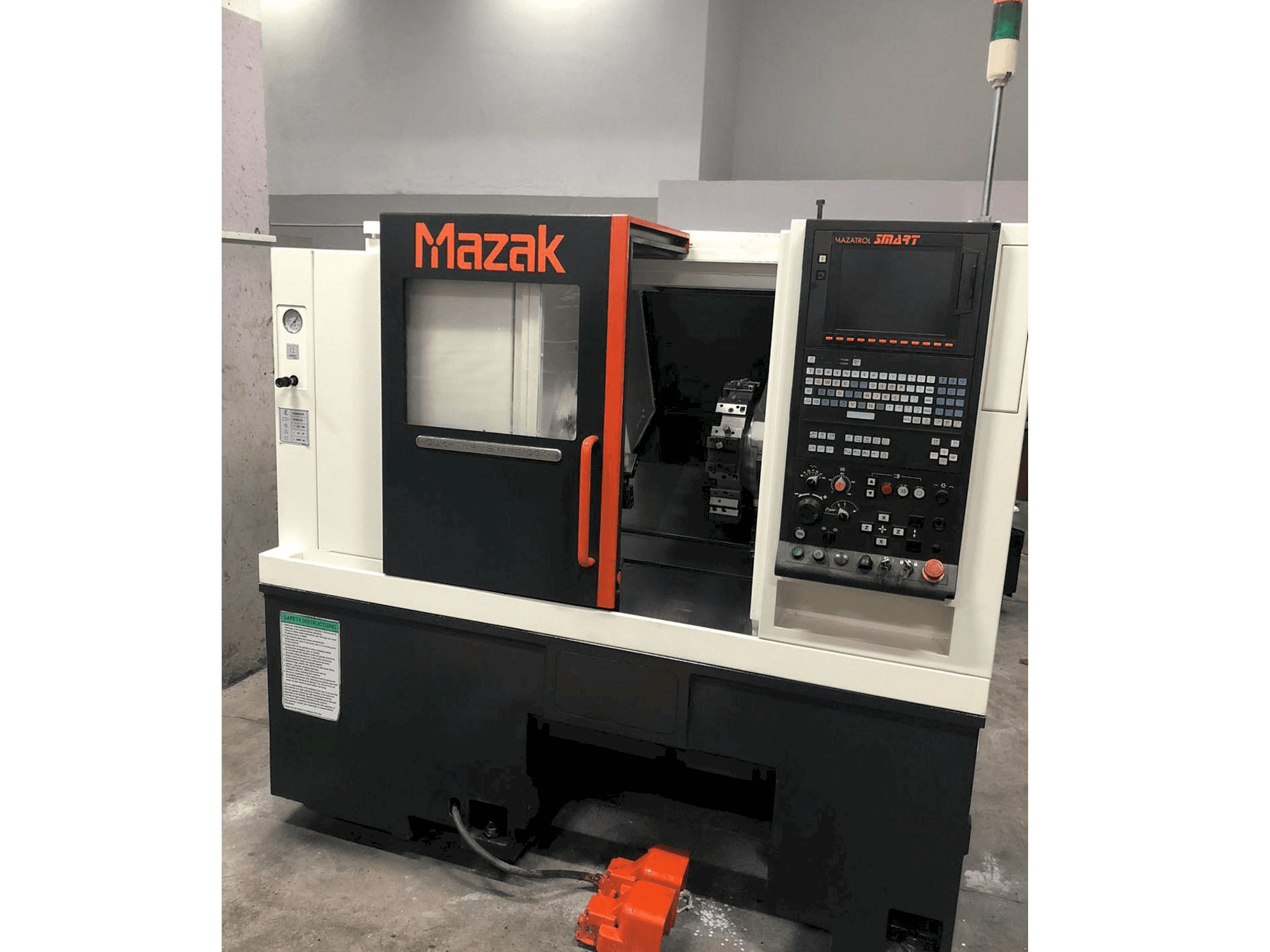Frontansicht der Mazak Quick Turn Smart 100 S Maschine