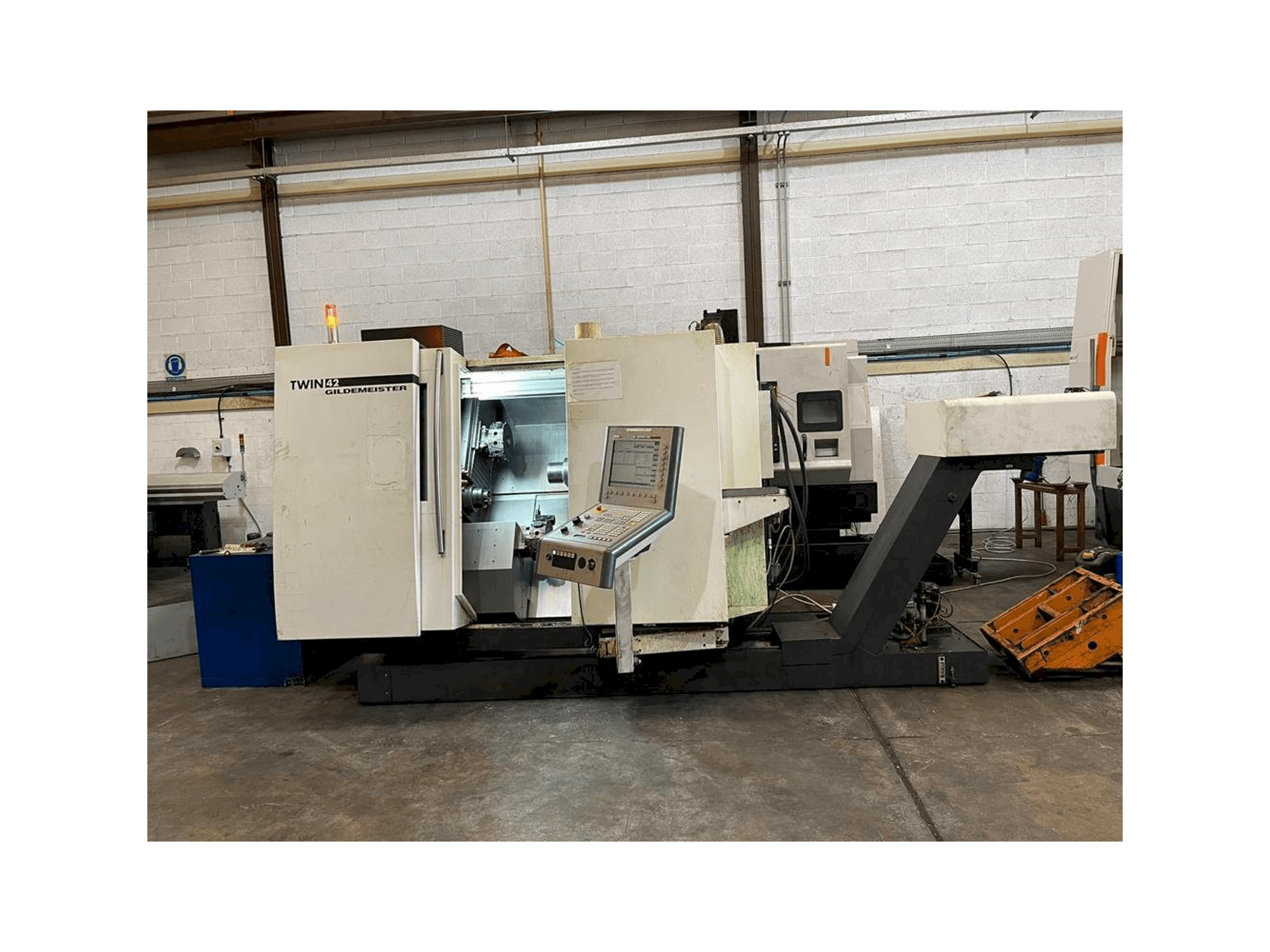 Frontansicht der DMG GILDEMEISTER TWIN 42 Rg1 Maschine