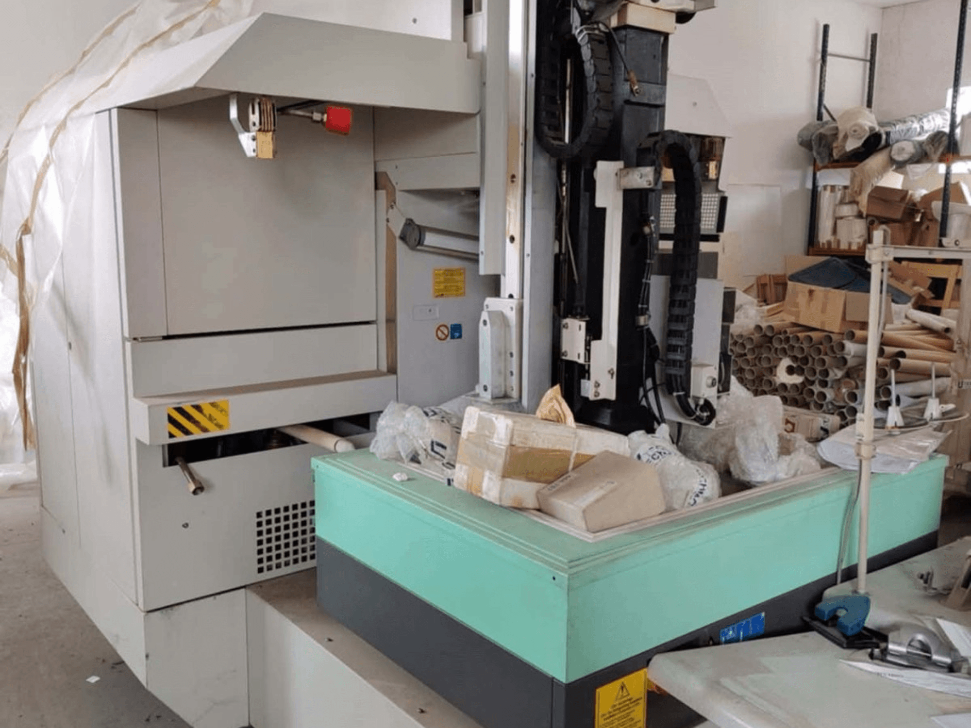 AGIE AGIETRON INTEGRAL 2 Senkerodiermaschine, Vorderansicht, mit Bedienfeld, Arbeitstisch und Umgebung.