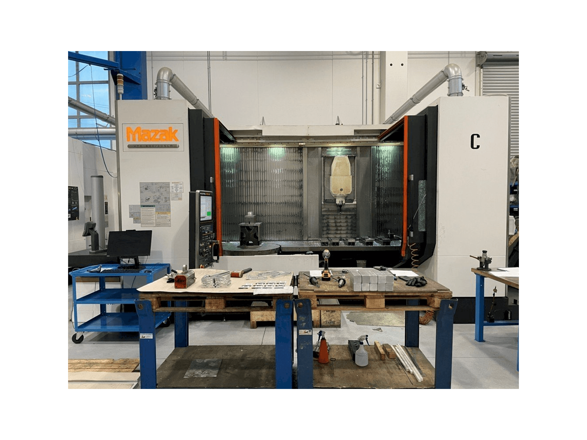 Frontansicht der Mazak VTC 800/30 SLR Maschine