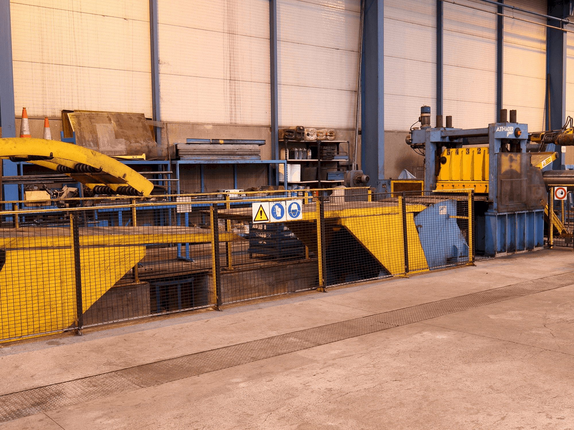 Frontansicht der ATHADER J21 Maschine