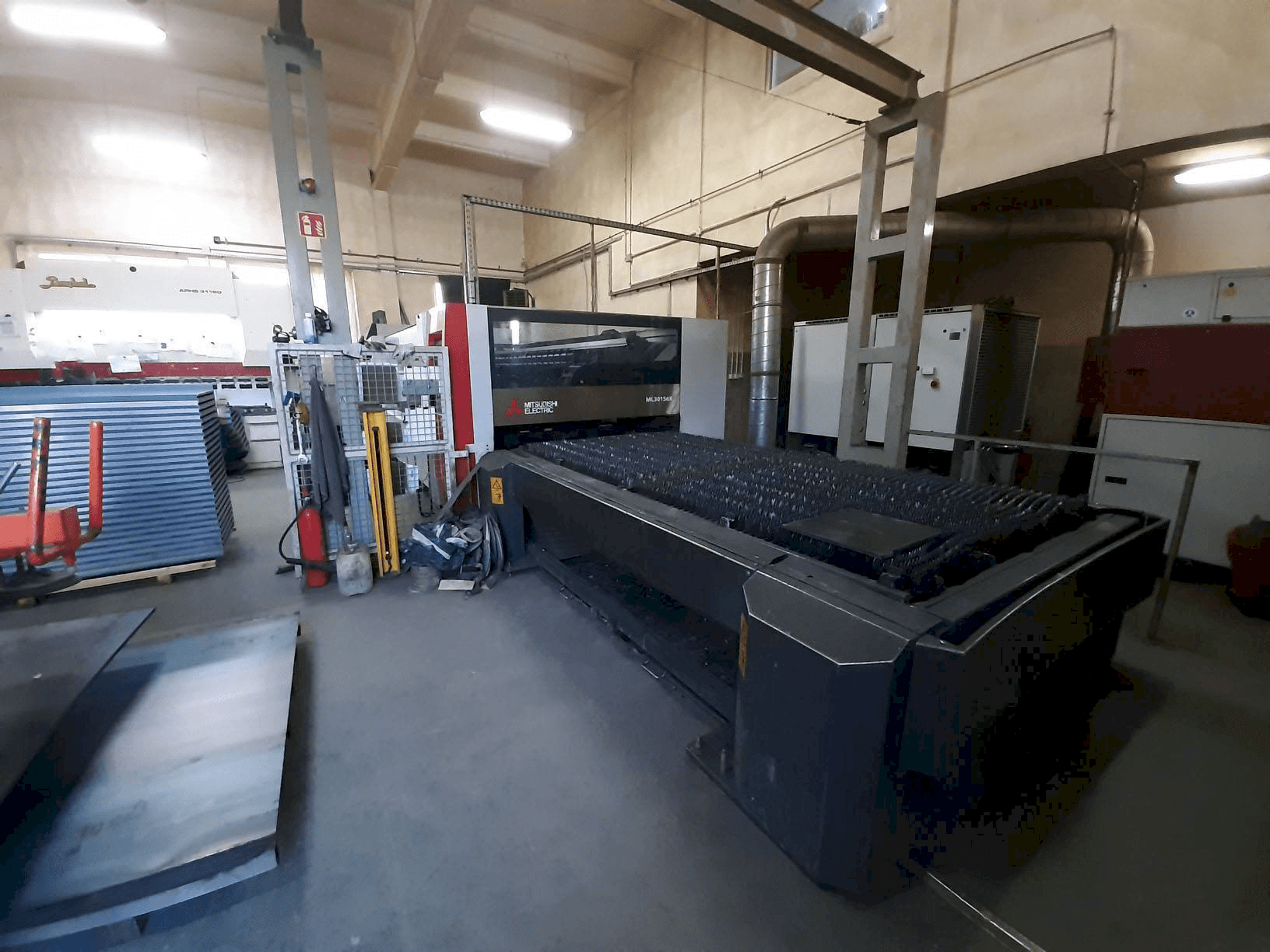 Frontansicht der Mitsubishi ML3015 eX(S2)-450F-R Maschine