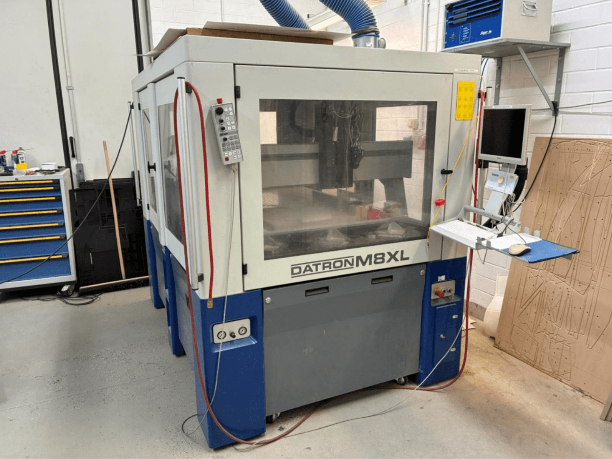 DATRON M8XL CNC-Maschine in einer Werkstatt, Frontansicht mit daneben montiertem Bedienfeld und Monitor.