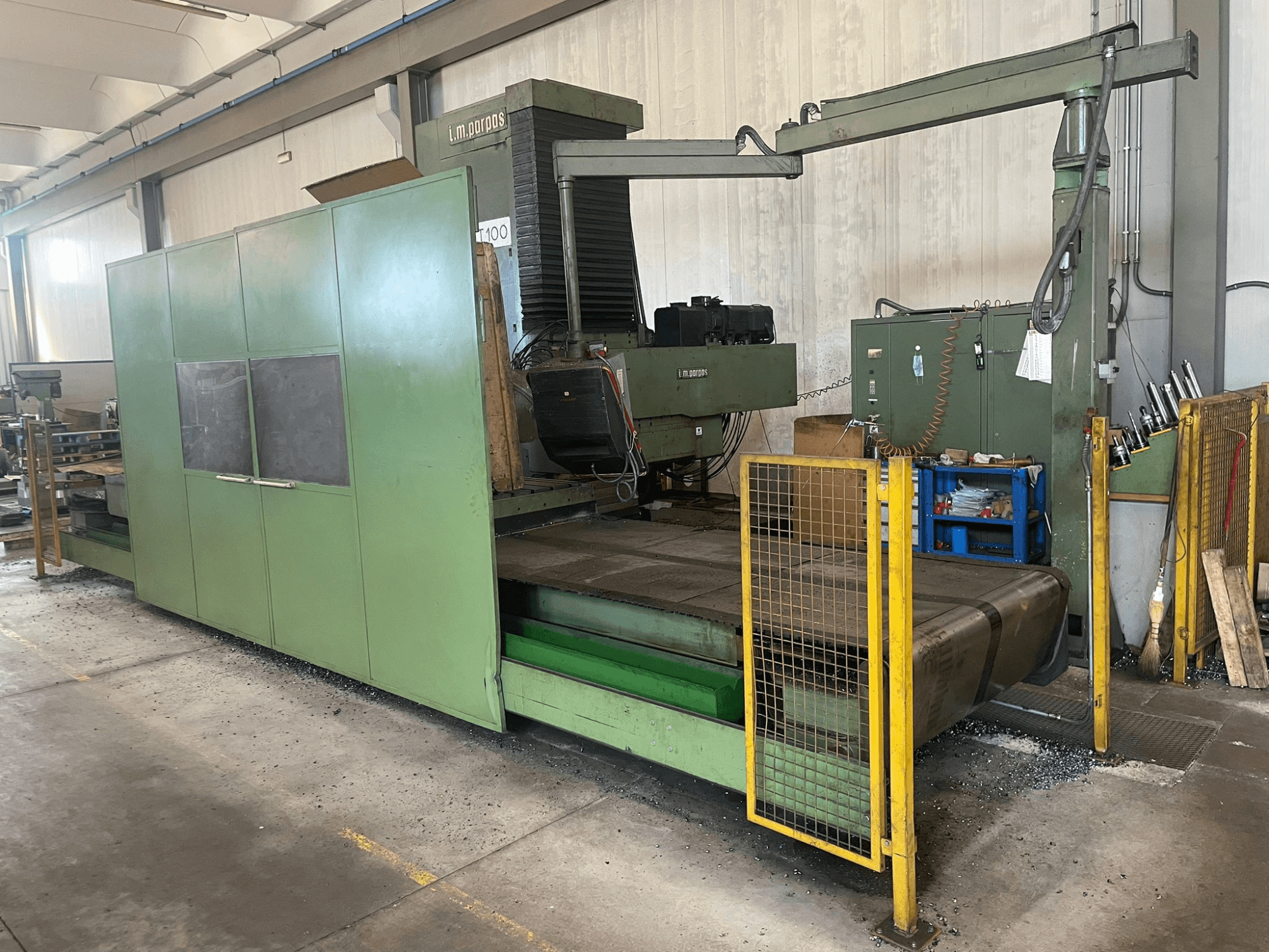 Große grüne Industriefräse mit Sicherheitsschranken, Vorderansicht, mit Modellbezeichnung "l.m. parpas" und sichtbaren Bedienelementen.