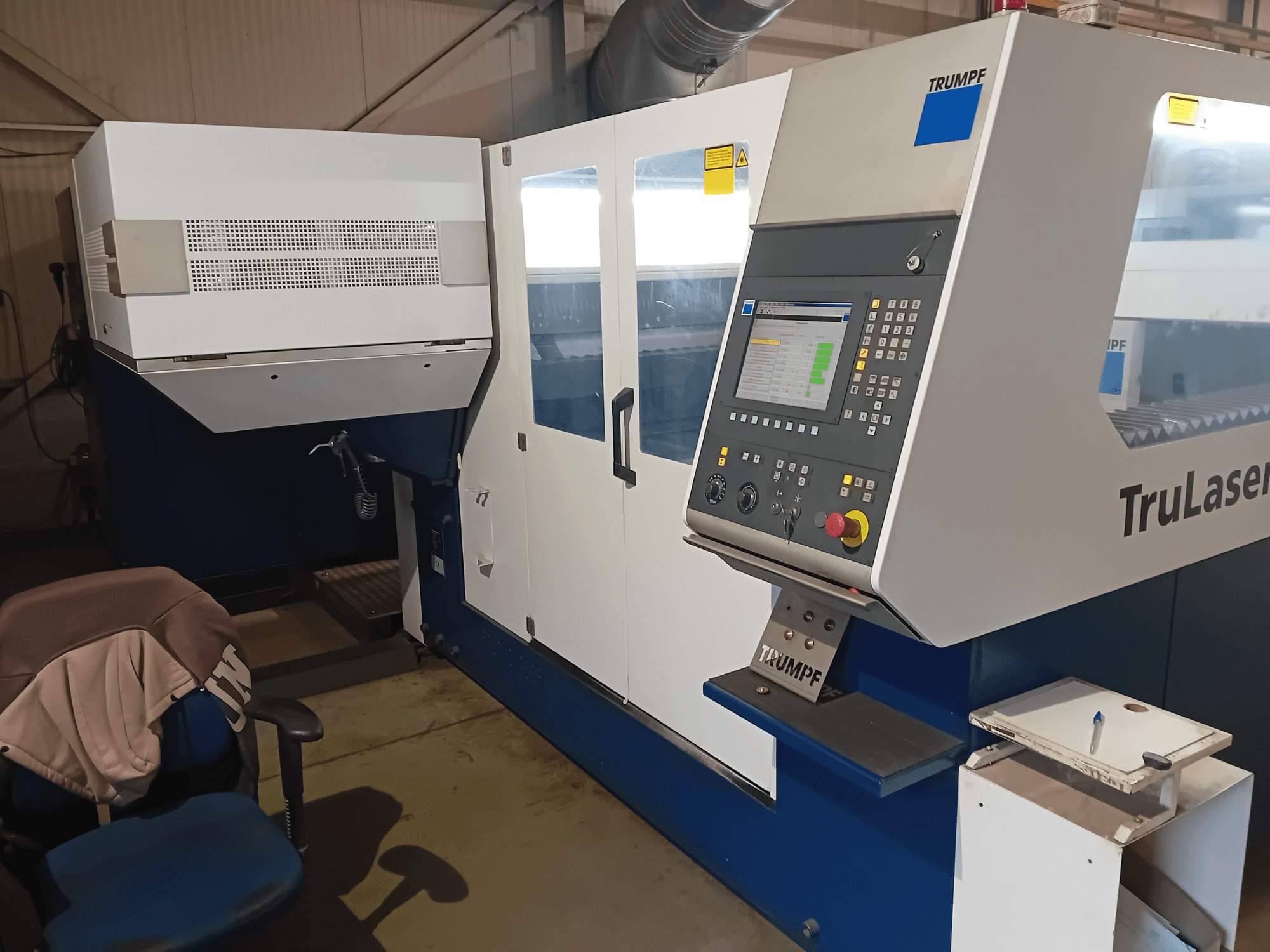 TRUMPF TruLaser 3030 CO2-Laserschneidmaschine, Frontansicht mit Bedienfeld und Bedienplatz.