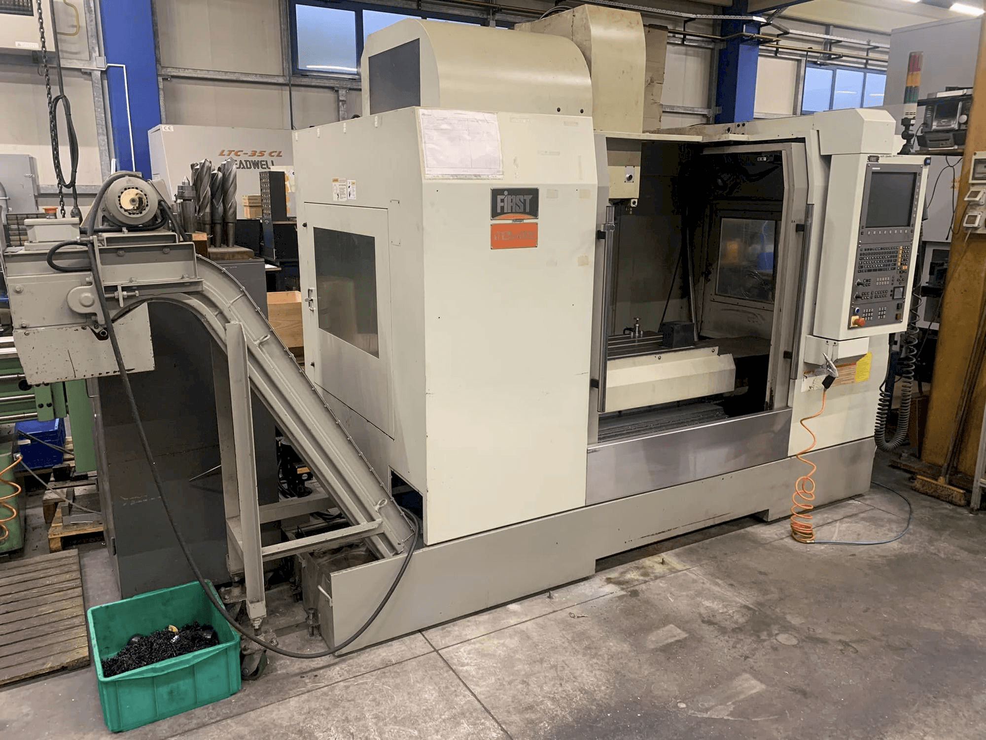 Frontansicht der FIRST MCV 1000 Maschine