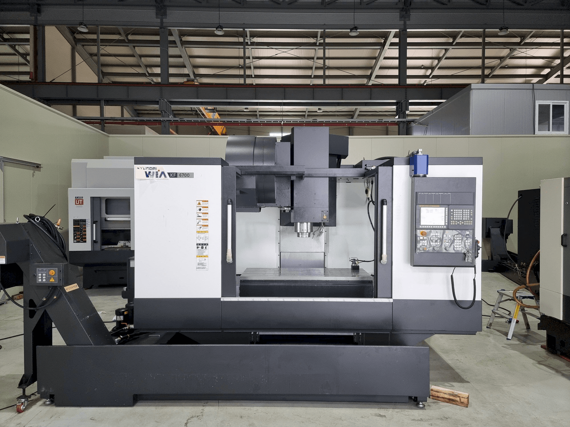 Frontansicht der Hyundai Wia KF 6700 Maschine