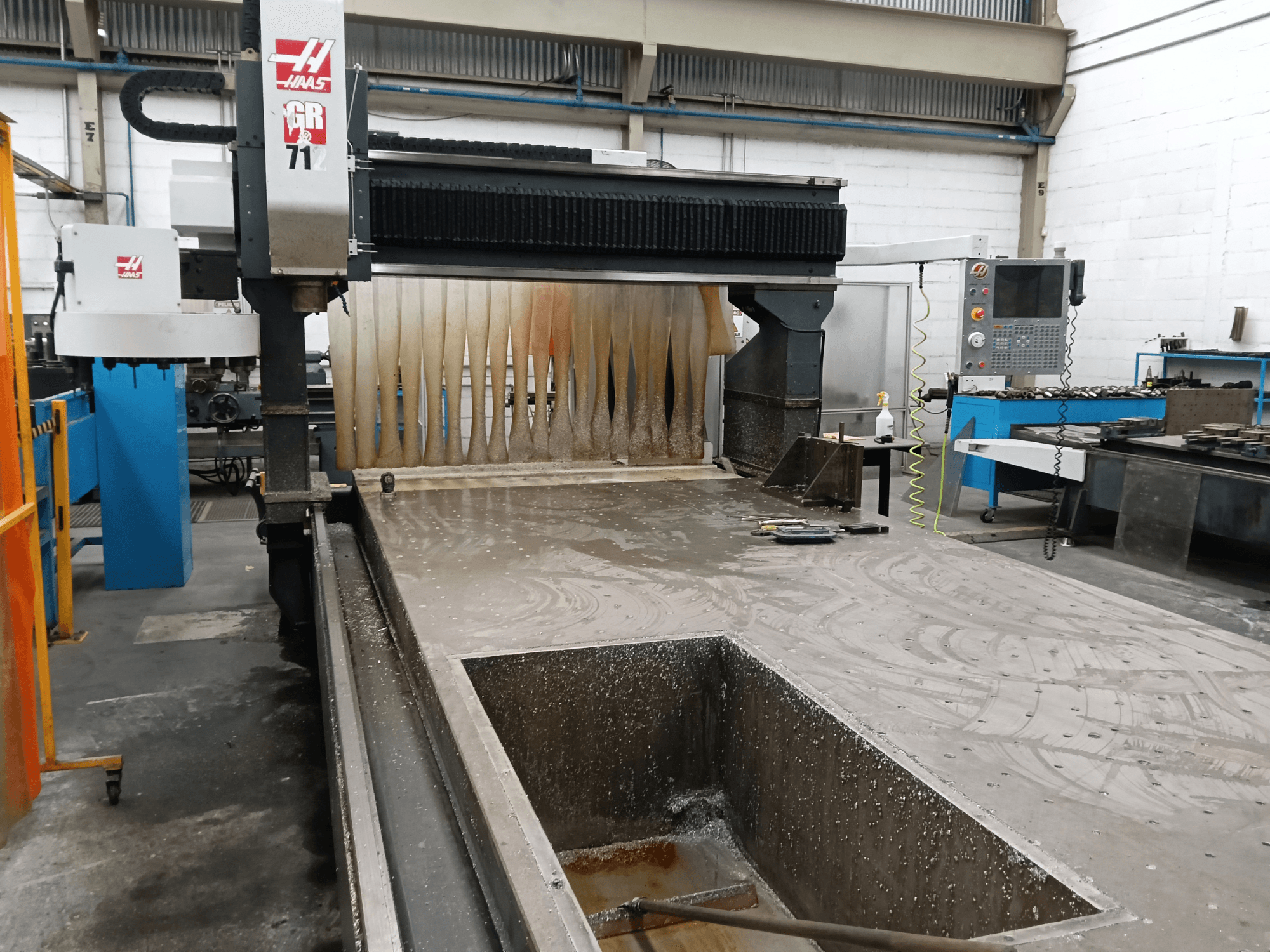 Portalfräsmaschine HAAS GR-712 in Frontansicht, mit sichtbarer Nassbearbeitungsfläche und Bedienfeld.