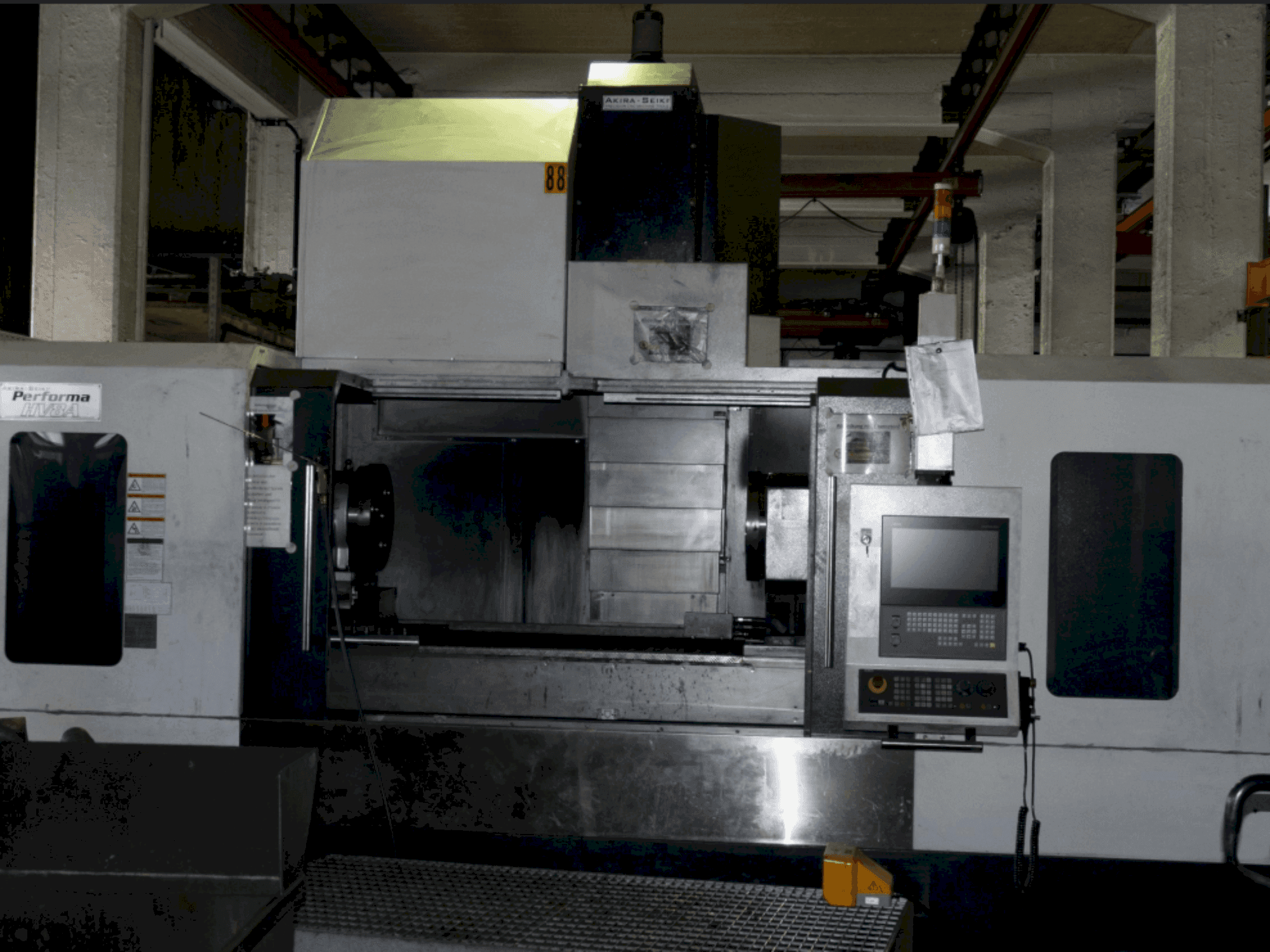 Frontansicht der Akira Seiki Performa HV 8A Maschine