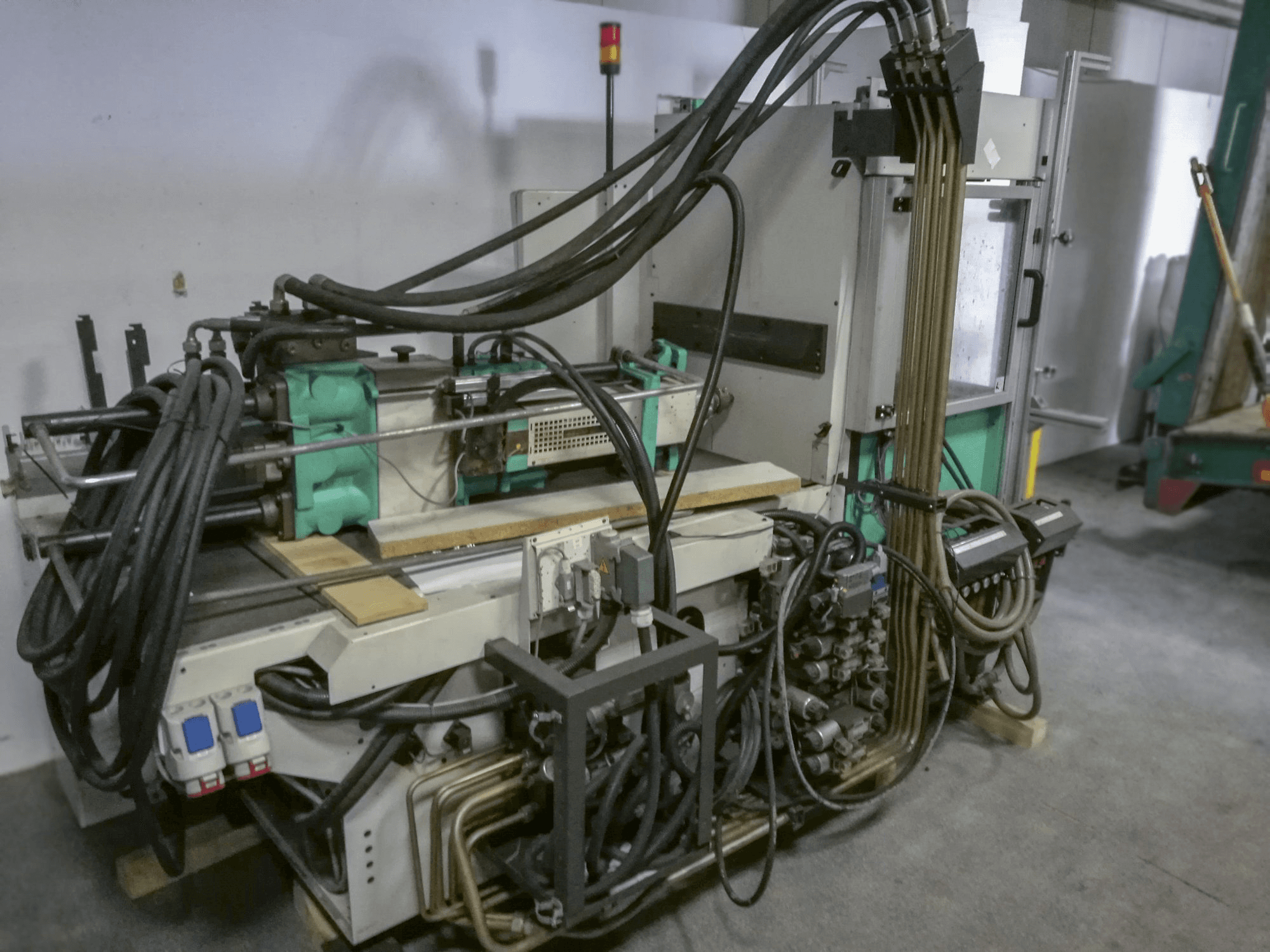 Frontansicht der Arburg 420C 800-250 Maschine