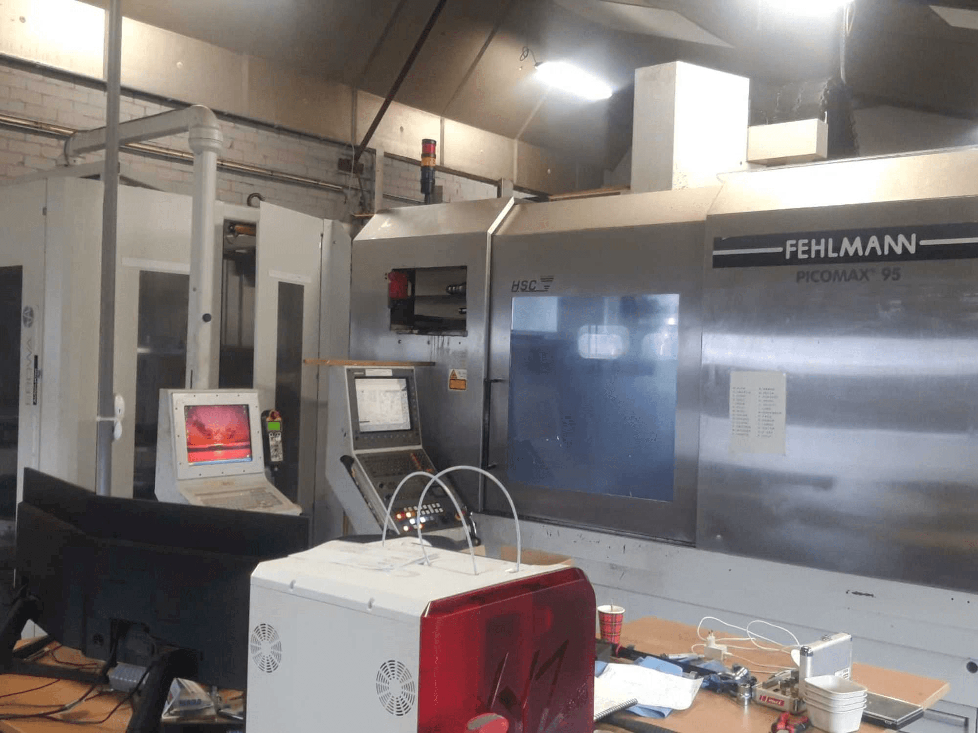 Frontansicht der FEHLMANN PICOMAX 95 + EROWA Maschine