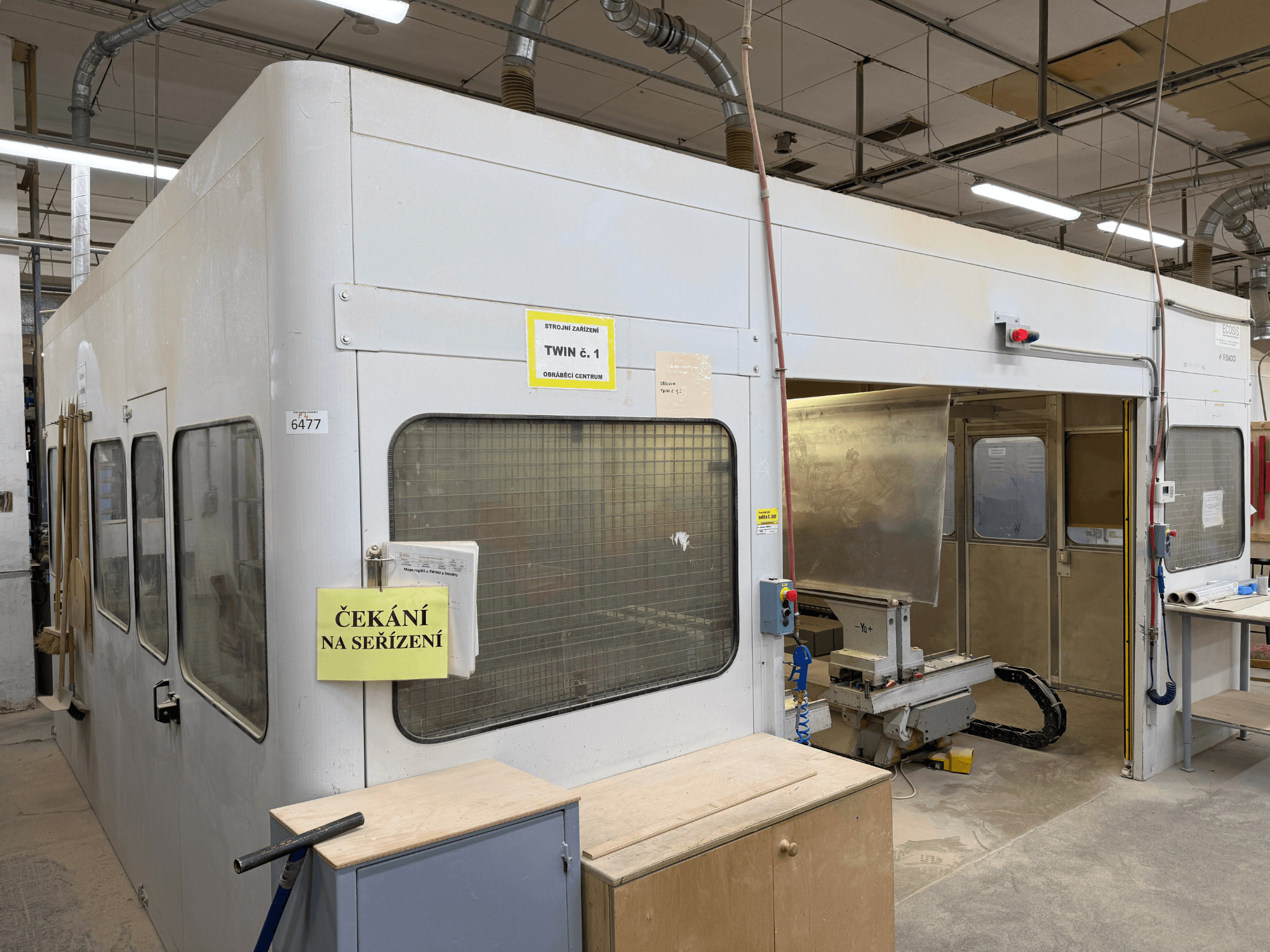 CNC-Holzbearbeitungszentrum BACCI TWIN, Vorderansicht, mit großem Arbeitsplatz und Bedienfeldern.