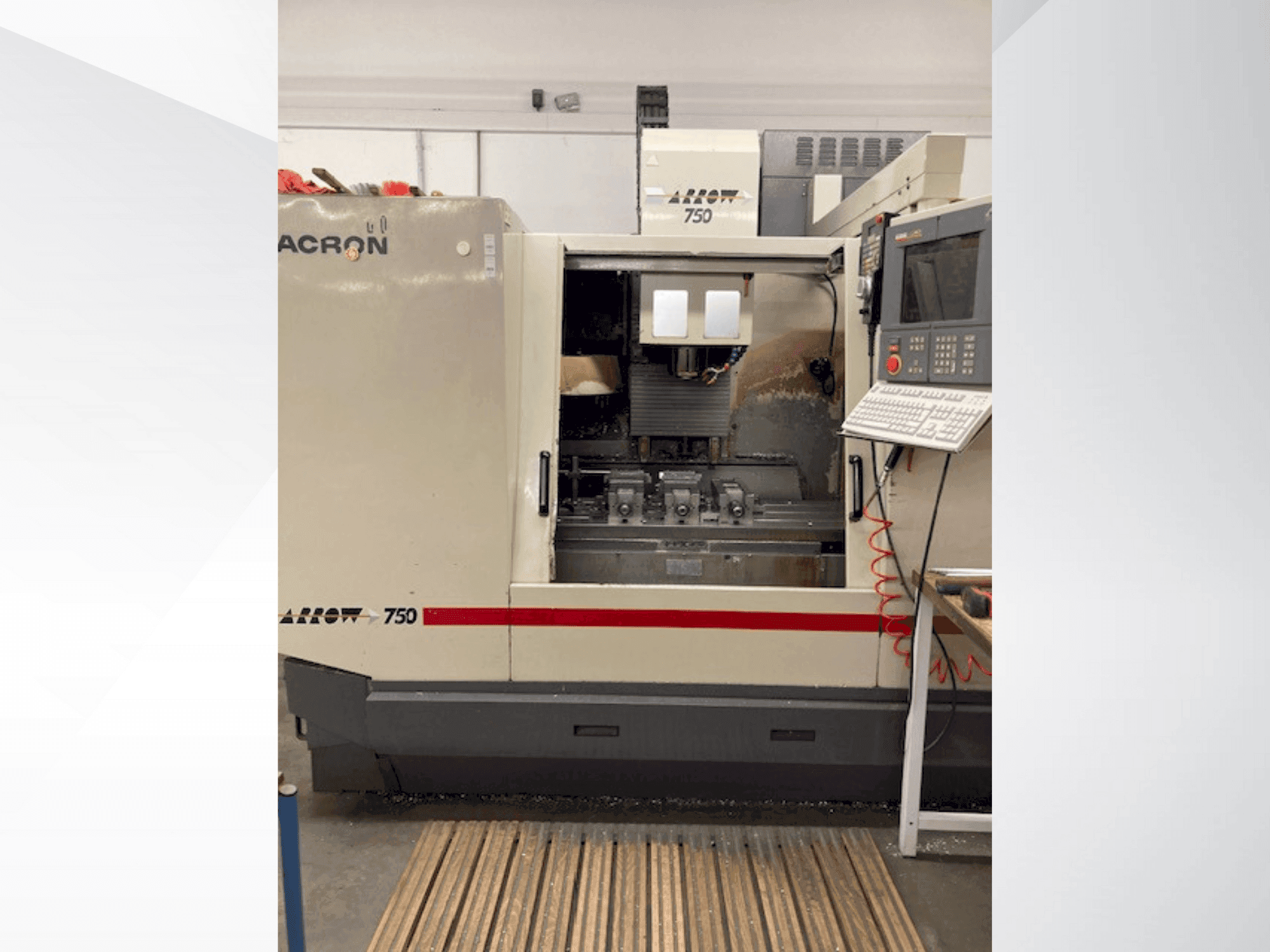 Frontansicht der Cincinnati Milacron Arrow 750 Maschine