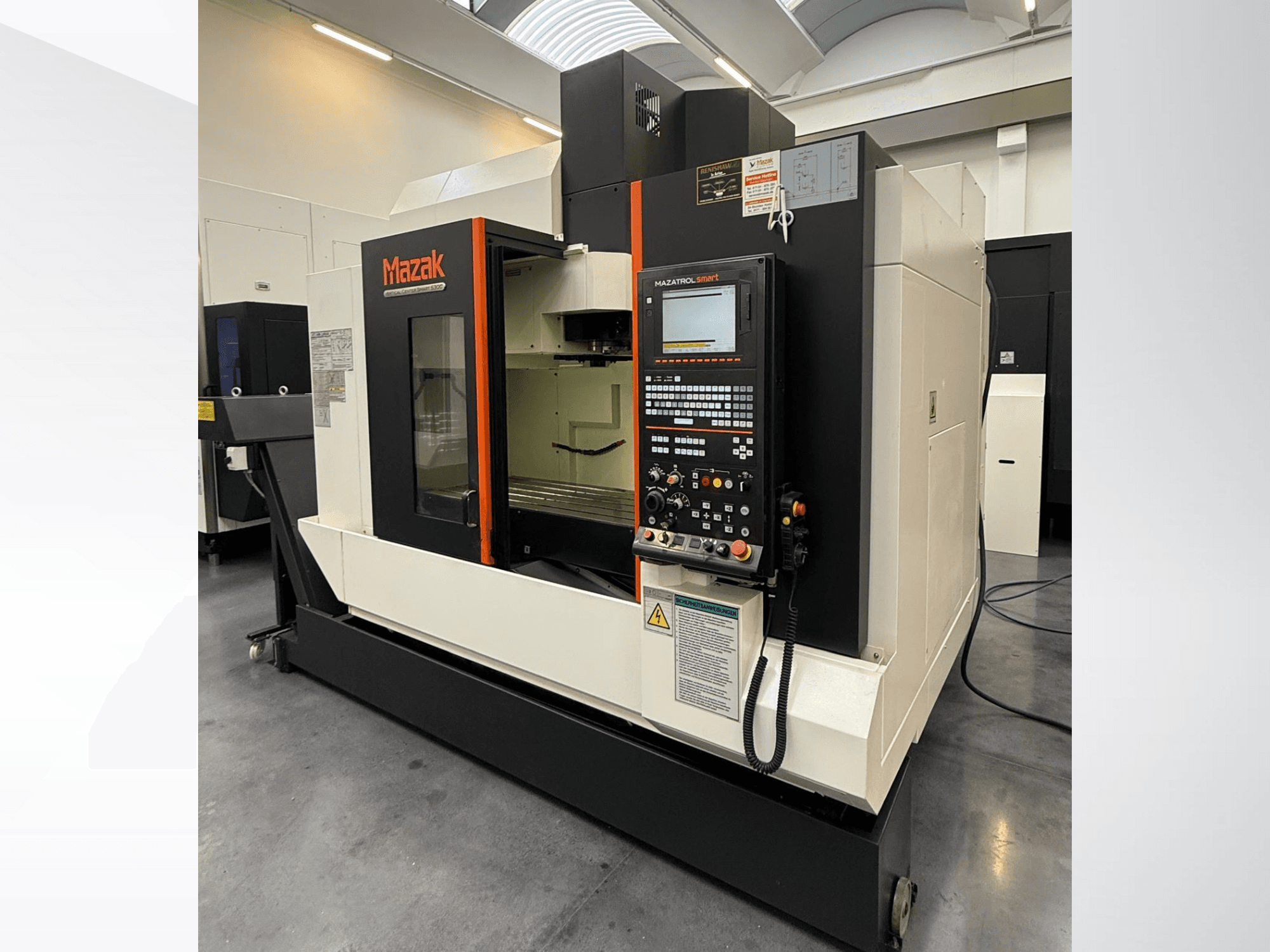Mazak CNC-Maschine, Vorderansicht, mit Bedienpult und einem geräumigen Arbeitsbereich mit Präzisionsschneidwerkzeugen.