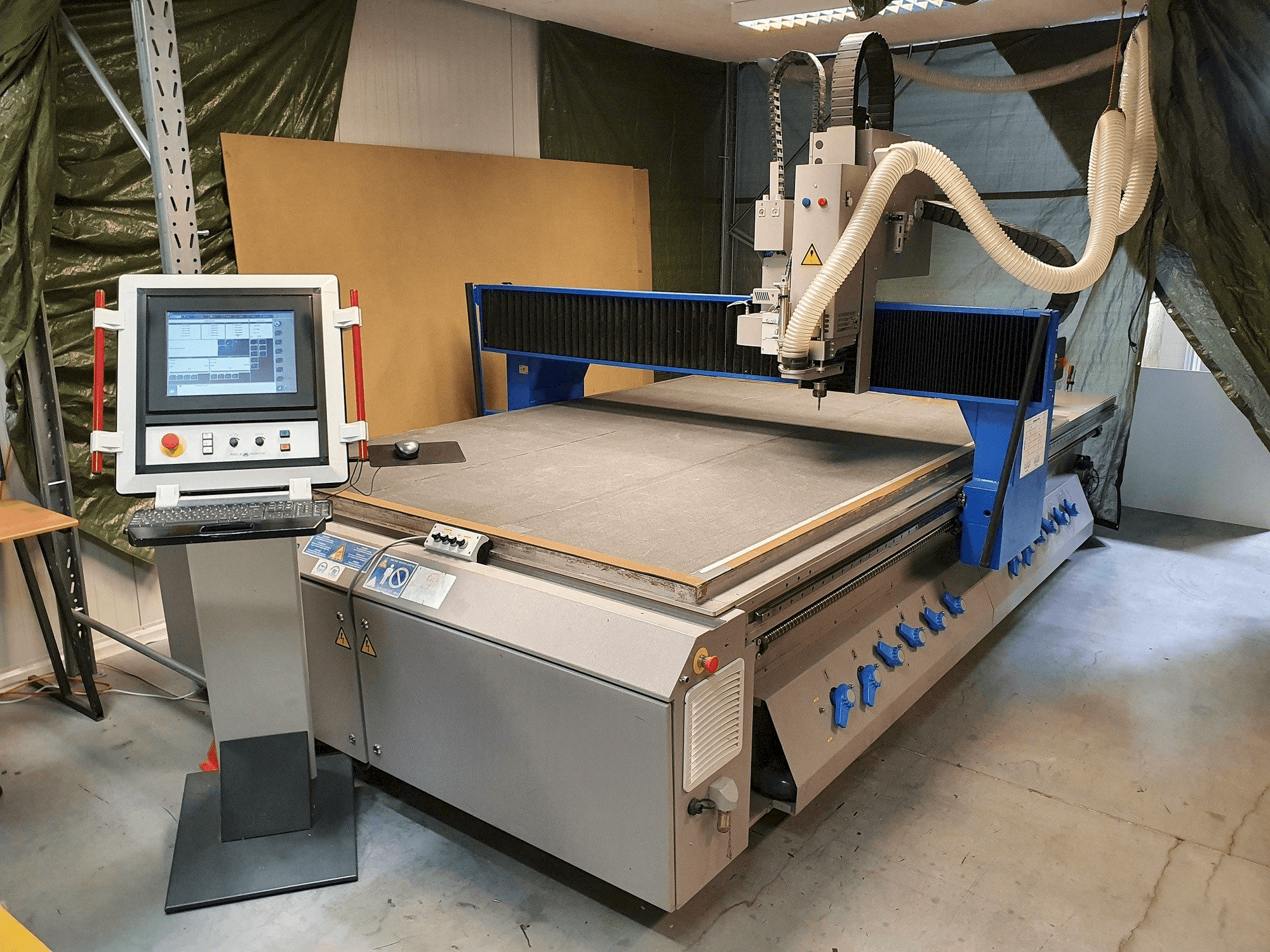 Frontansicht der MECANUMERIC Mecapro PRO 3020 Maschine