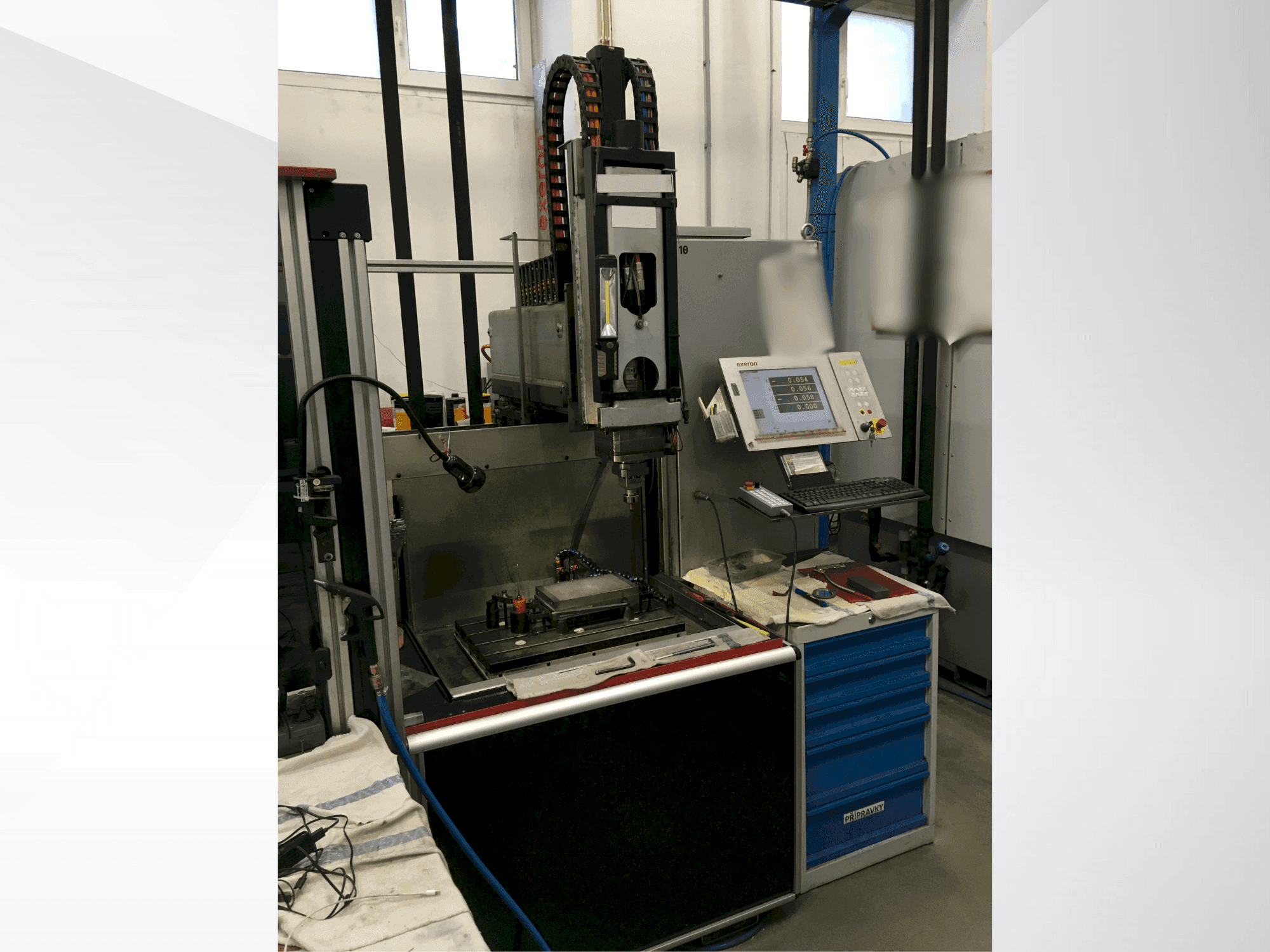 Frontansicht der Exeron EDM 310 MF20 Maschine